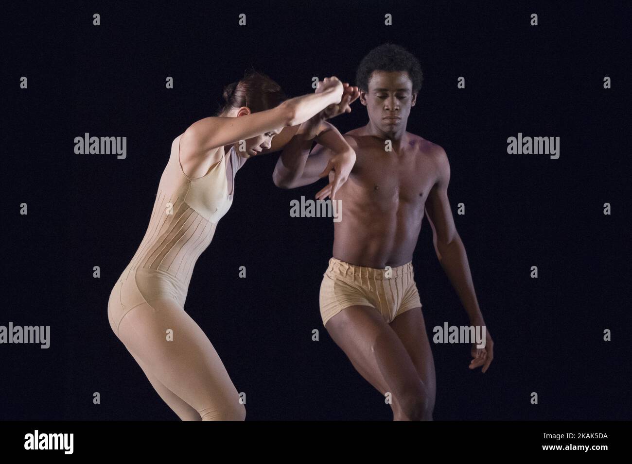 Tänzer der nationalen Ballettkompanie Uruguays treten während der Generalprobe des Balletts 'Una velada con Duato y Kylian' (lit.: Abend mit Duato und Kylian) am Teatros del Canal in Madrid, Spanien, am 04. Januar 2017 auf. Unter der Leitung des argentinischen Tänzers abd choreograopher Julio Bocca wird das Sodre National Ballet die Show vom 04. Bis 08. Januar im Teatros del Canal durchführen. (Foto von Oscar Gonzalez/NurPhoto) *** Bitte benutzen Sie die Gutschrift aus dem Kreditfeld *** Stockfoto