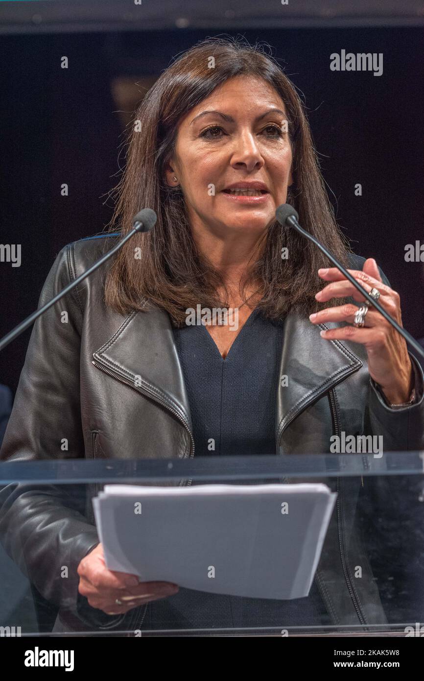 Die Pariser Bürgermeisterin Anne Hidalgo im Rathaus in Paris, Frankreich, stellt am 6. Januar 2017 vor den gewählten Politikern ihre Wünsche für das Jahr 2017 vor. (Foto von Julien Mattia/NurPhoto) *** Bitte nutzen Sie die Gutschrift aus dem Kreditfeld *** Stockfoto