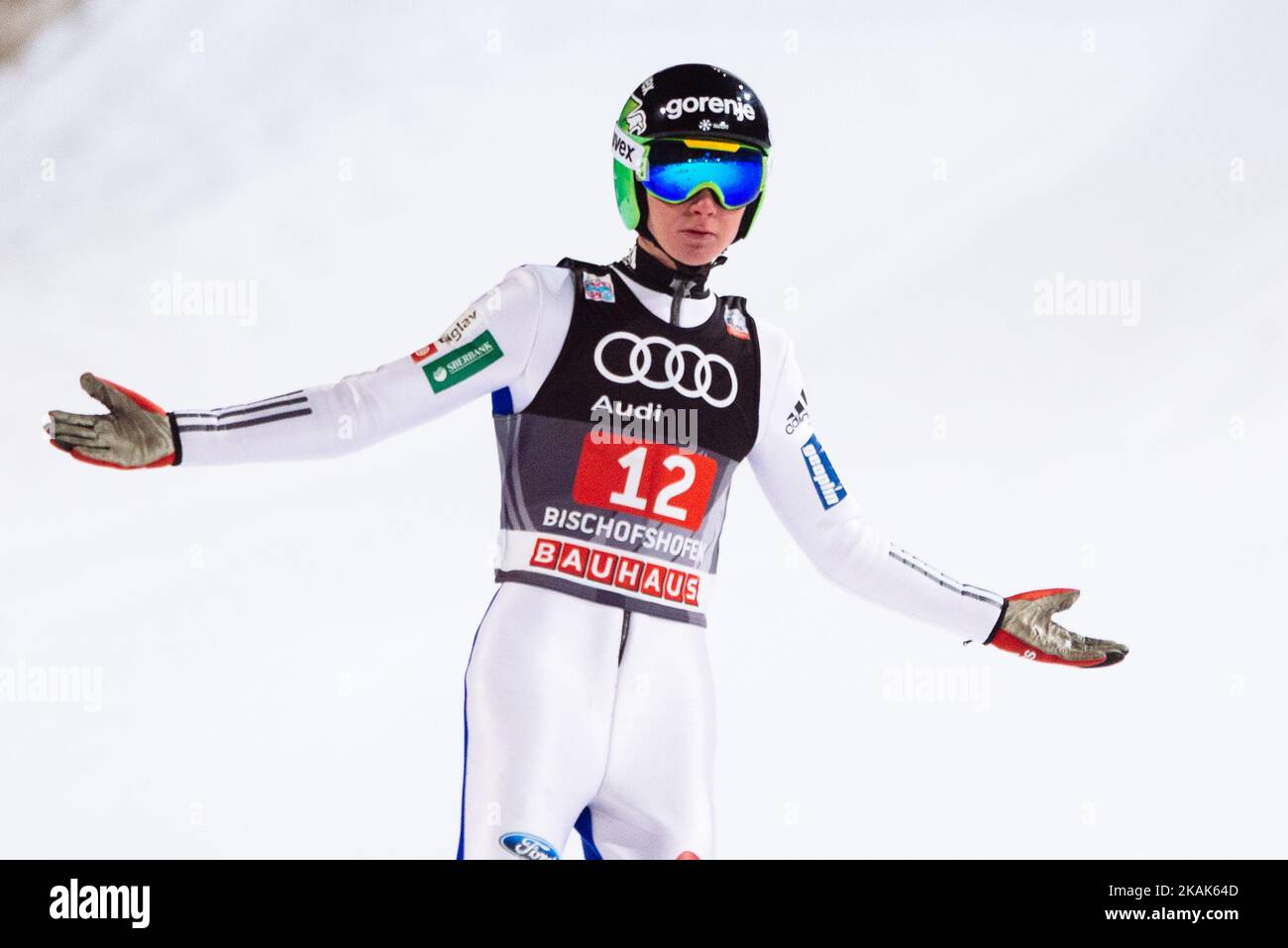 Domen Prevc aus Slowenien steigt bei seinem ersten Wettkampfsprung am 2. Tag am 6. Januar 2017 in Bischofshofen, Österreich, durch die Luft. (Foto von Damjan Zibert/NurPhoto) *** Bitte nutzen Sie die Gutschrift aus dem Kreditfeld *** Stockfoto