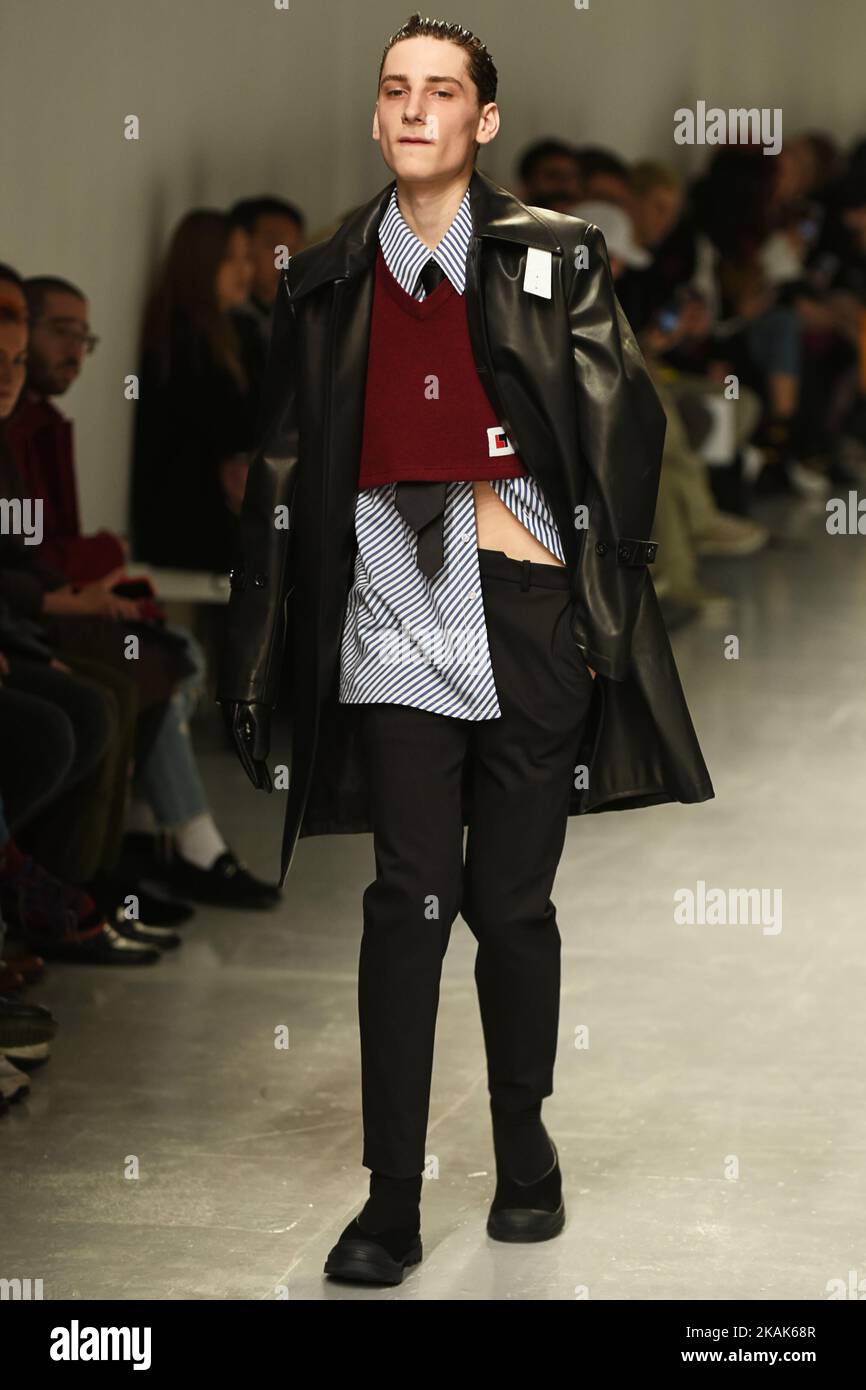 Ein Model geht auf der Xander Zhou Herbst Winter 2017 Fashion Show während der London Menswear Fashion Week am 6. Januar 2017 in London, Großbritannien, auf den Laufsteg. (Foto von Karyn Louise/NurPhoto) *** Bitte nutzen Sie die Gutschrift aus dem Kreditfeld *** Stockfoto