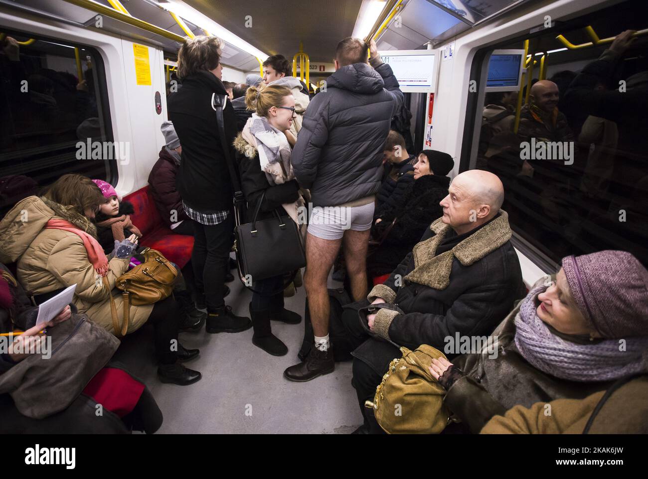 Menschen ohne Hose fahren am 8. Januar 2017 in Warschau, Polen, mit einem U-Bahn-Zug. Die jährliche Veranstaltung „No Pants Day“ ist ein skurrile Facebook-Veranstaltung, die Teilnehmer in mehreren Städten auf der ganzen Welt anzieht. (Foto von Krystian Dobuszynski/NurPhoto) *** Bitte nutzen Sie die Gutschrift aus dem Kreditfeld *** Stockfoto