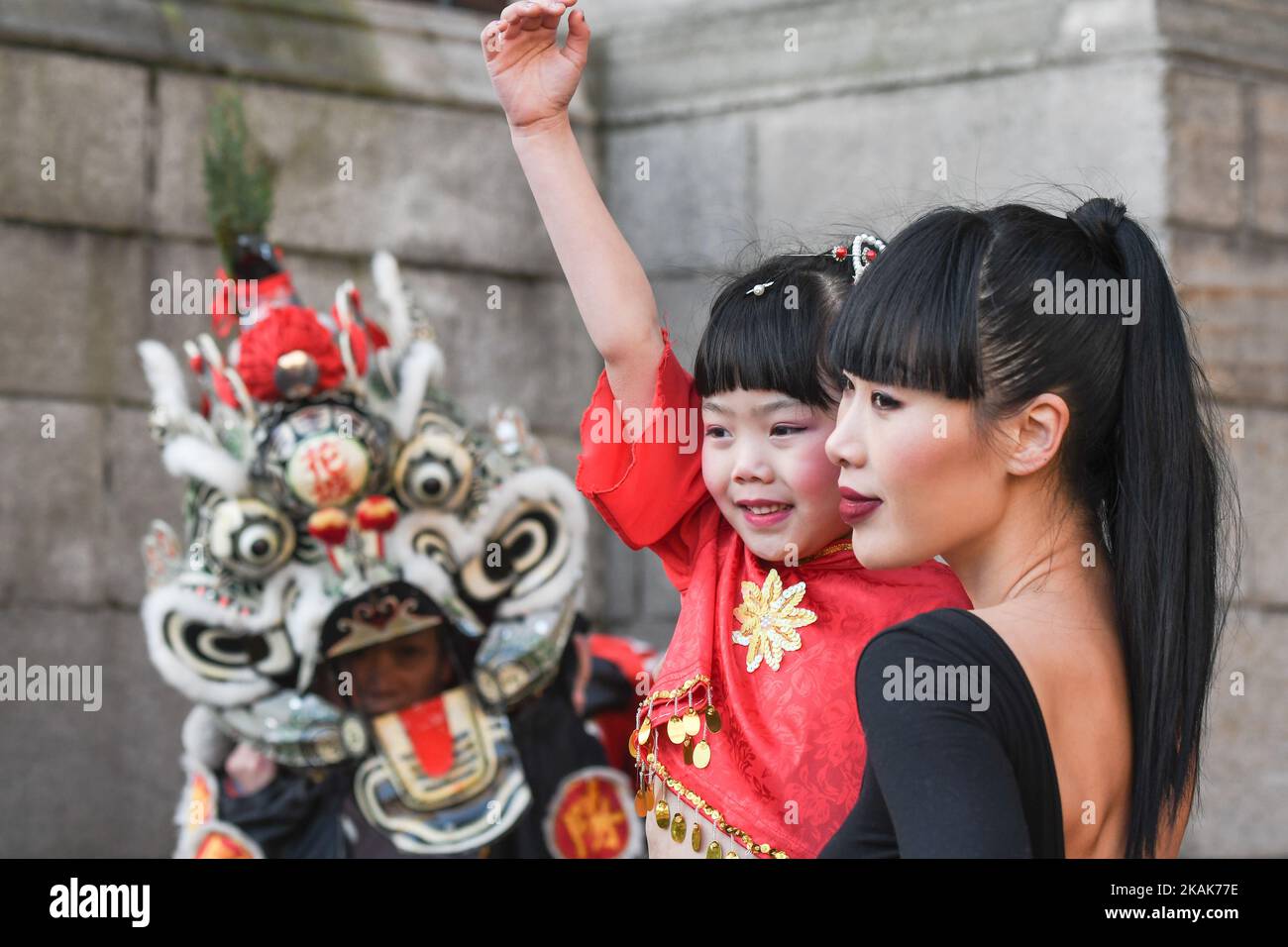 Model Yomiko Chen posiert mit einer jungen Tänzerin Xi Ya Jina und einem chinesischen Einhorn beim Start des chinesischen Neujahrsfestes in Dublin Castle. Am Montag, den 9. Januar 2017, in Dublin, Irland. Foto von Artur Widak *** Bitte nutzen Sie die Gutschrift aus dem Kreditfeld *** Stockfoto