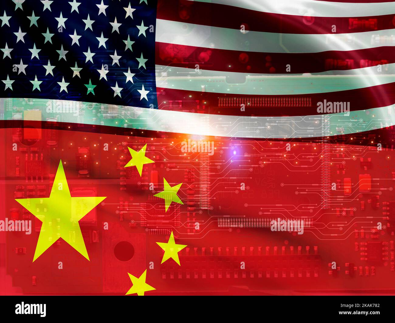 Chipknappheit und Handelskonflikt zwischen den USA und China. Globale Krise des Chipknappens und Konzept des Handelskrieges zwischen China und den Vereinigten Staaten. China-Flagge und US-Flagge auf dem Computer Stockfoto