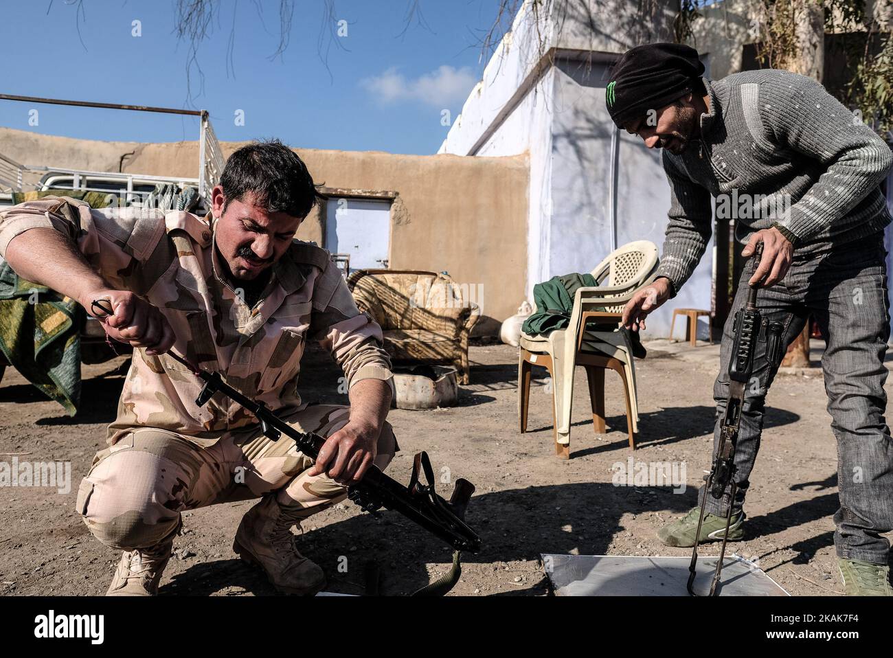 Januar 2017, Wardak, Irak. Peschmerga-Soldaten reinigen ihre Waffe. Die KakaÂ’i-Kurden kehren in ihre Häuser zurück, während die Mosul-Offensive andauern wird. Die KakaÂ’i-Kurden gehören zu mehreren multiethnischen Gruppen, die zu den Yarsan oder Ahl el-Haqq (Volk der Wahrheit) gehören, einer Religion, die Sultan Sahak Ende des 14.. Jahrhunderts im westlichen Iran gegründet hat. Einige Yarsanis im Irak werden KakaÂ’is genannt. Die Kakais gehören zu den religiösen Minderheiten, die in den Provinzen Sulaimaniyah und Halabja, in den Ninive-Ebenen der Provinz Ninive und in den Dörfern südöstlich von Kirk verstreut sind Stockfoto