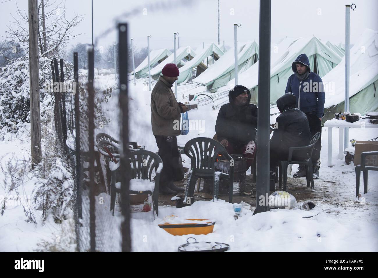 Schnee, Wind und Temperaturen unter -10Â C im Flüchtlingslager Vagiohori. Dieses Lager hat Flüchtlinge, die in Zelten leben, die für die Sommerbedingungen gemacht sind. In den Zelten gibt es weder Strom noch Wärme oder sogar Betten. Die vom UNHCR unterstützte Regierung beschloss, die Flüchtlinge für 14 Tage in ein Hotel zu verlegen, aber einige von ihnen ließen zurück, da sie dem Willen der Regierung nicht trauen. Sie glauben, dass sie abgeschoben werden. (Foto von Nicolas Economou/NurPhoto) *** Bitte nutzen Sie die Gutschrift aus dem Kreditfeld *** Stockfoto