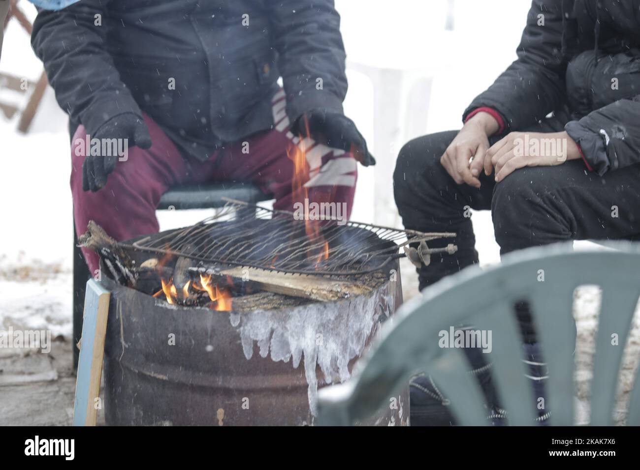 Schnee, Wind und Temperaturen unter -10Â C im Flüchtlingslager Vagiohori. Dieses Lager hat Flüchtlinge, die in Zelten leben, die für die Sommerbedingungen gemacht sind. In den Zelten gibt es weder Strom noch Wärme oder sogar Betten. Die vom UNHCR unterstützte Regierung beschloss, die Flüchtlinge für 14 Tage in ein Hotel zu verlegen, aber einige von ihnen ließen zurück, da sie dem Willen der Regierung nicht trauen. Sie glauben, dass sie abgeschoben werden. (Foto von Nicolas Economou/NurPhoto) *** Bitte nutzen Sie die Gutschrift aus dem Kreditfeld *** Stockfoto