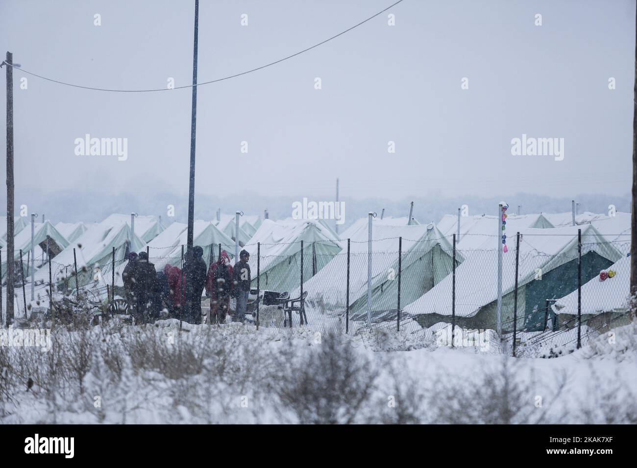 Schnee, Wind und Temperaturen unter -10Â C im Flüchtlingslager Vagiohori. Dieses Lager hat Flüchtlinge, die in Zelten leben, die für die Sommerbedingungen gemacht sind. In den Zelten gibt es weder Strom noch Wärme oder sogar Betten. Die vom UNHCR unterstützte Regierung beschloss, die Flüchtlinge für 14 Tage in ein Hotel zu verlegen, aber einige von ihnen ließen zurück, da sie dem Willen der Regierung nicht trauen. Sie glauben, dass sie abgeschoben werden. (Foto von Nicolas Economou/NurPhoto) *** Bitte nutzen Sie die Gutschrift aus dem Kreditfeld *** Stockfoto
