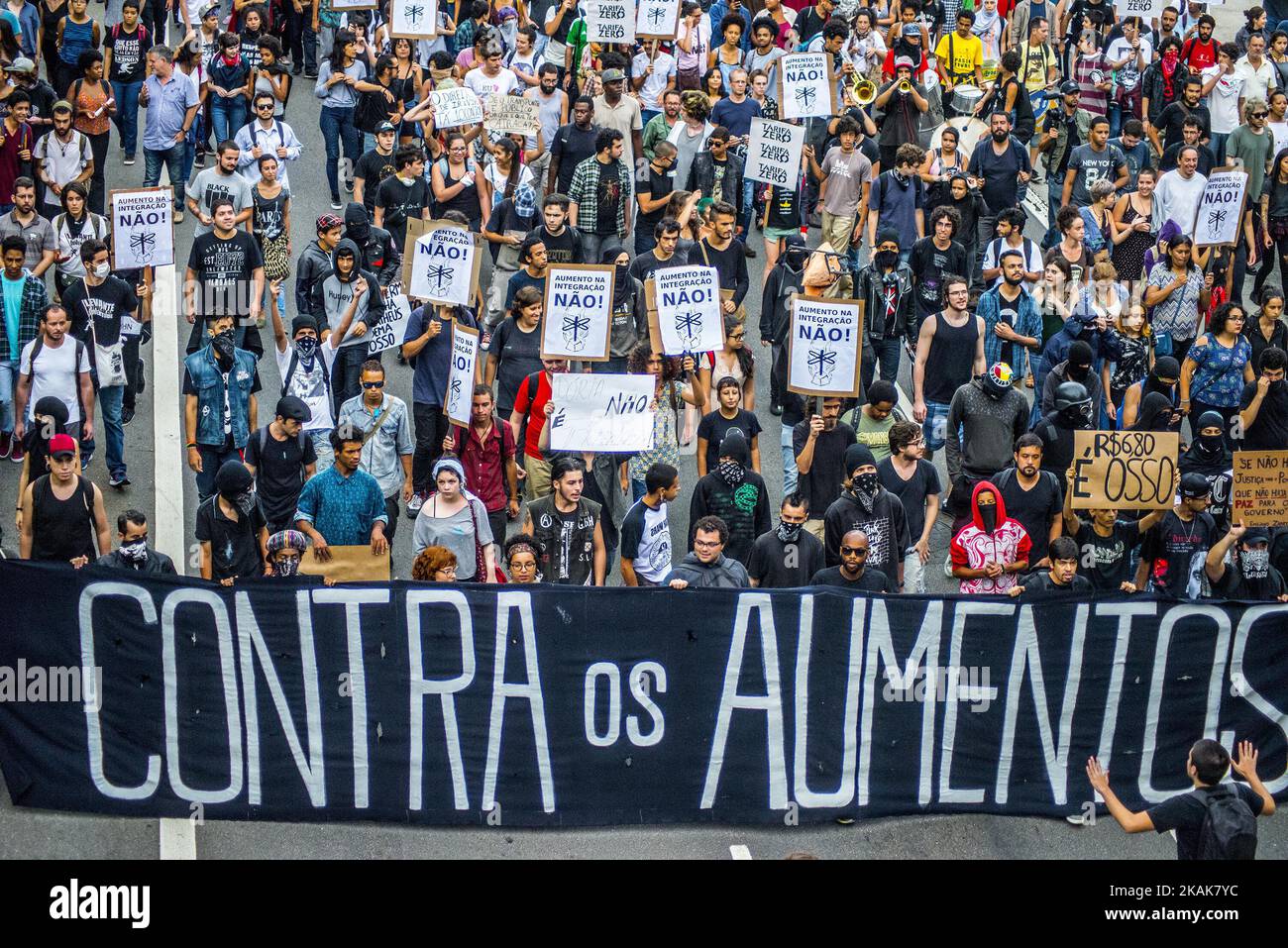 Die Demonstranten zeigen während einer Kundgebung in Sao Paulo, Brasilien, am 12. Januar 2017 Banner. Ein Anstieg der Busfahrpreise in Sao Paulo führte zu Demonstrationen, die sich wandelten, da eine wirtschaftliche Rezession in Verbindung mit einer steigenden Inflation zu einer weit verbreiteten Unzufriedenheit mit den staatlichen Diensten geführt hat. Der Protest wurde von der Free Fare Movement organisiert, der gleichen Gruppe, die im Jahr 2013 Anti-Regierungsdemonstrationen initiierte, die Straßen in ganz Brasilien füllten. (Foto von Cris FAGA/NurPhoto) *** Bitte nutzen Sie die Gutschrift aus dem Kreditfeld *** Stockfoto