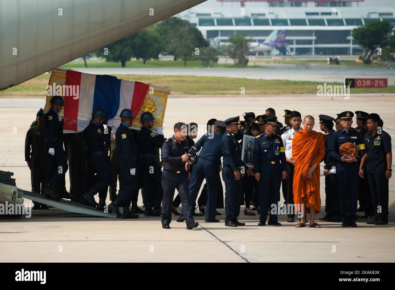 Eine Schatulle, in der der Leichnam von Sqn LDR Dilokrit Pattavee von einem militärischen Ehrengarde bei der Royal Thai Air Force Bangkok, Thailand, am 15. Januar 2017, nach einem Absturz eines Gripen-Kampfjets während der Flugshow zum Kindertag auf dem internationalen Flughafen hat Yai, Provinz Songkhla, Südthailand, 14. Januar 2017. (Foto von Anusak Laowias/NurPhoto) *** Bitte nutzen Sie die Gutschrift aus dem Kreditfeld *** Stockfoto