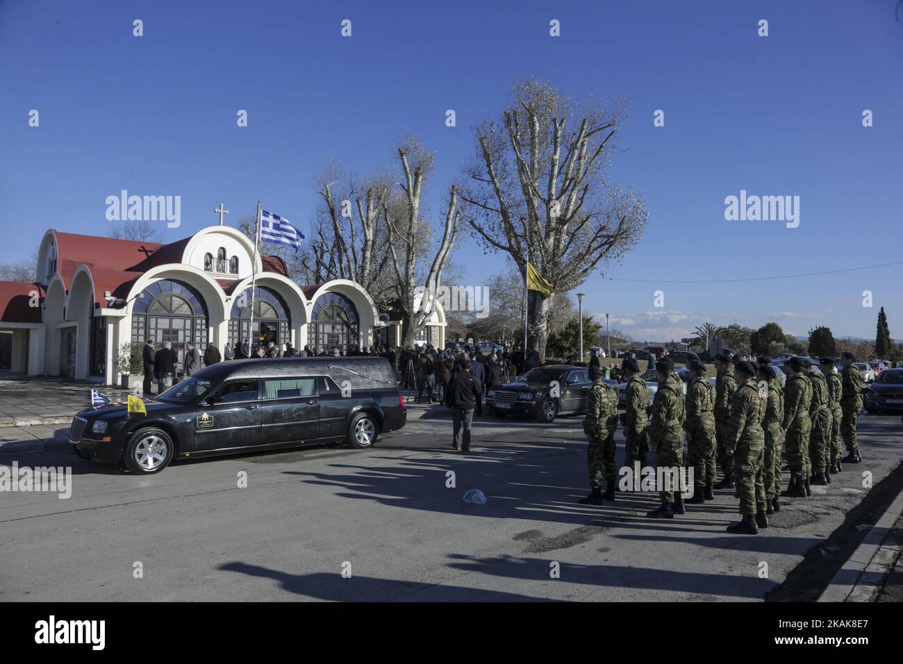 Begräbnis des Botschafters von GreeceÂ in Brasilien Kyriakos Amiridis in Thessaloniki, Griechenland am 15. Januar 2017. Der Botschafter Griechenlands in Brasilien wurde als Staatsbegräbnis mit voller militärischer und ziviler Ehre bestattet, weil er ein aktiver Botschafter Griechenlands in Brasilien war. Kyriakos Amiridis wurde in den vergangenen Wochen in Brasilien ermordet. Er erschien am 26. Dezember in Nova Iguacu in der Nähe von Rio de Janeiro. Einige Tage später wurde seine verkohlte Leiche in einem Auto gefunden. Die brasilianische Polizei gibt an, dass sie glauben, dass er von dem Geliebten seiner Frau auf Befehl getötet wurde. Diese beiden und eine dritte Person wurden verhaftet. Der Sarg von Stockfoto