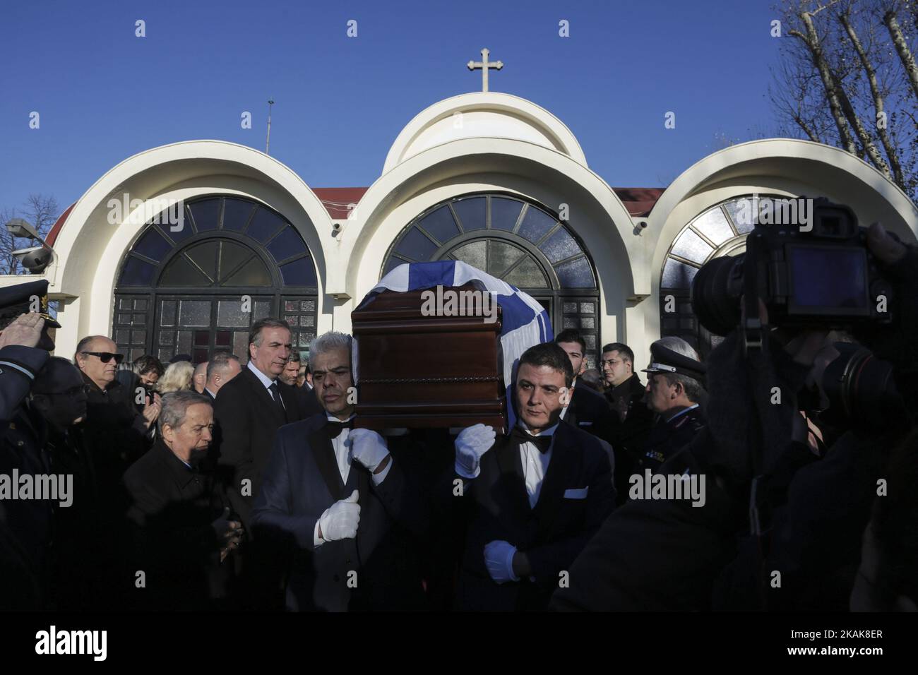 Begräbnis des Botschafters von GreeceÂ in Brasilien Kyriakos Amiridis in Thessaloniki, Griechenland am 15. Januar 2017. Der Botschafter Griechenlands in Brasilien wurde als Staatsbegräbnis mit voller militärischer und ziviler Ehre bestattet, weil er ein aktiver Botschafter Griechenlands in Brasilien war. Kyriakos Amiridis wurde in den vergangenen Wochen in Brasilien ermordet. Er erschien am 26. Dezember in Nova Iguacu in der Nähe von Rio de Janeiro. Einige Tage später wurde seine verkohlte Leiche in einem Auto gefunden. Die brasilianische Polizei gibt an, dass sie glauben, dass er von dem Geliebten seiner Frau auf Befehl getötet wurde. Diese beiden und eine dritte Person wurden verhaftet. Der Sarg von Stockfoto