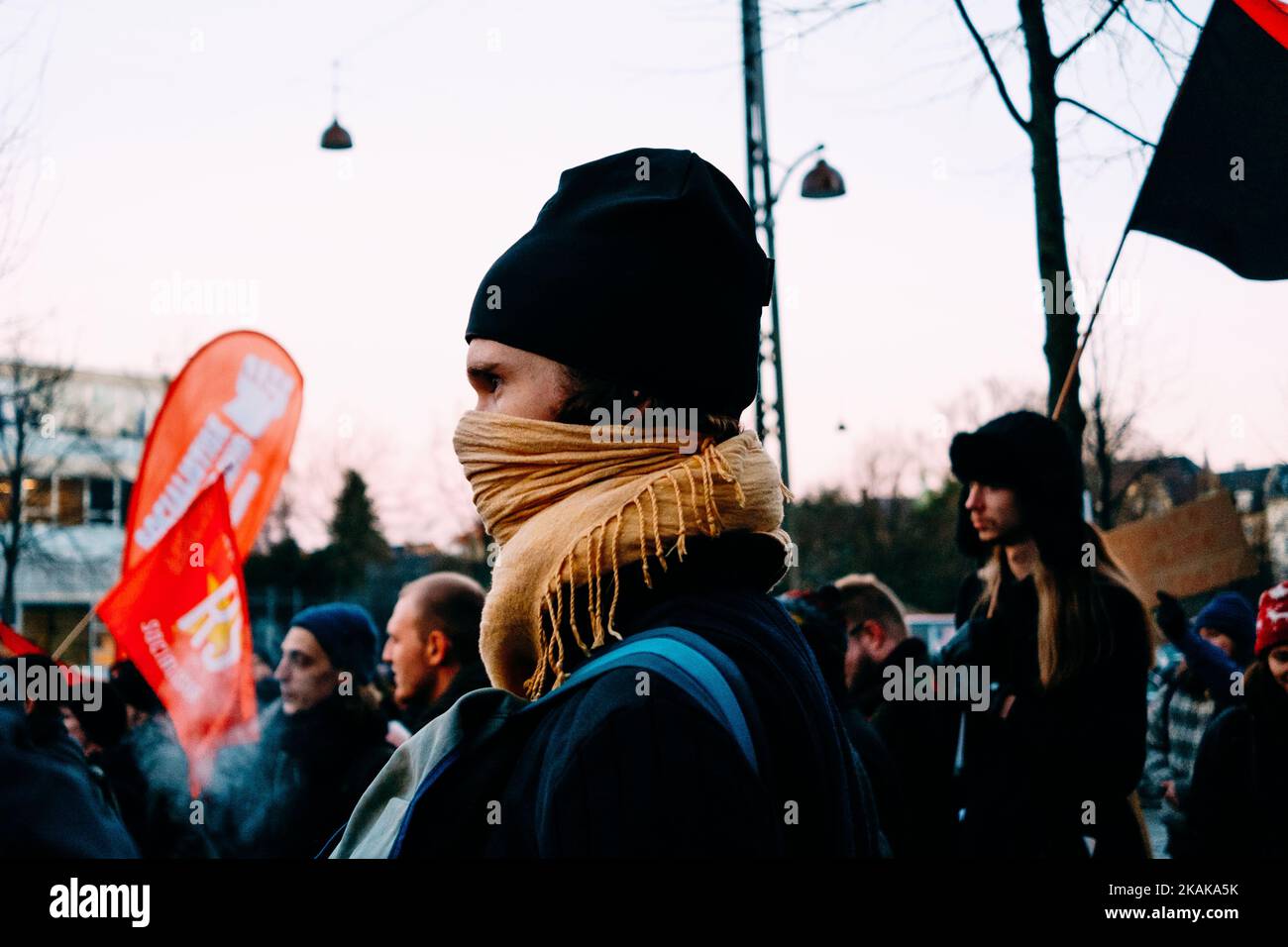 Ein maskierter linker Protestler vor der amerikanischen Botschaft in Kopenhagen, Dänemark, am 20. Januar 2017. Marxistische Studenten und andere linksradikale Gruppen veranstalteten einen unangekündigten Protest in einem modischen Viertel von Kopenhagen, kurz nachdem US-Präsident Trump ins Amt geschworen wurde. (Foto von Aleksander klug/NurPhoto) *** Bitte benutzen Sie die Gutschrift aus dem Kreditfeld *** Stockfoto