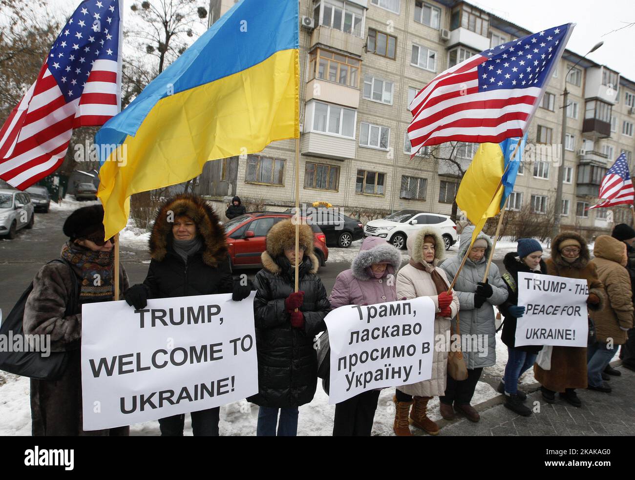 Aktivisten halten US- und ukrainische Flaggen und Plakate mit der Aufschrift „Trump willkommen in der Ukraine!“, „Trump - der Frieden für die Ukraine!“, während einer Kundgebung vor der US-Botschaft in Kiew, Ukraine, am 20. Januar 2017. Einige ukrainische Aktivisten versammelten sich zur Kundgebung vor der US-Botschaft in Kiew, um den designierten US-Präsidenten Donald Trump mit seiner Amtseinführung zu begrüßen und Auf Wiedersehen dem scheidenden US-Präsidenten Barack Obama zu sagen. (Foto von STR/NurPhoto) *** Bitte nutzen Sie die Gutschrift aus dem Kreditfeld *** Stockfoto