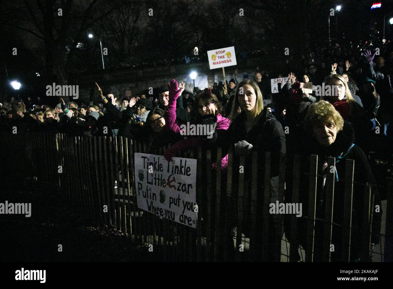 Aktivisten nehmen an der Kundgebung „We Stand United“ am Vorabend der Amtseinführung des designierten US-Präsidenten Donald Rump vor dem Trump International Hotel and Tower in New York am 19. Januar 2017 in New York Teil. Am Vorabend der Einweihung von TrumpÂ hatten der Bürgermeister von NYC Bill de Blasio, Reverend Al Sharpton, Mark Ruffalo, Michael Moore, Shailene Woodley, Rosie Perez und Alec Baldwin schließen sich um 6:00 Uhr gewählten Regierungsvertretern, Gemeinschaftsgruppen und Organisationen sowie Tausenden von New Yorkern vor dem Trump International Hotel & Tower in der Nähe des Columbus Circle an, um gemeinsam zu stehen und eine Botschaft an den designierten Präsidenten Trump und Cong zu senden Stockfoto