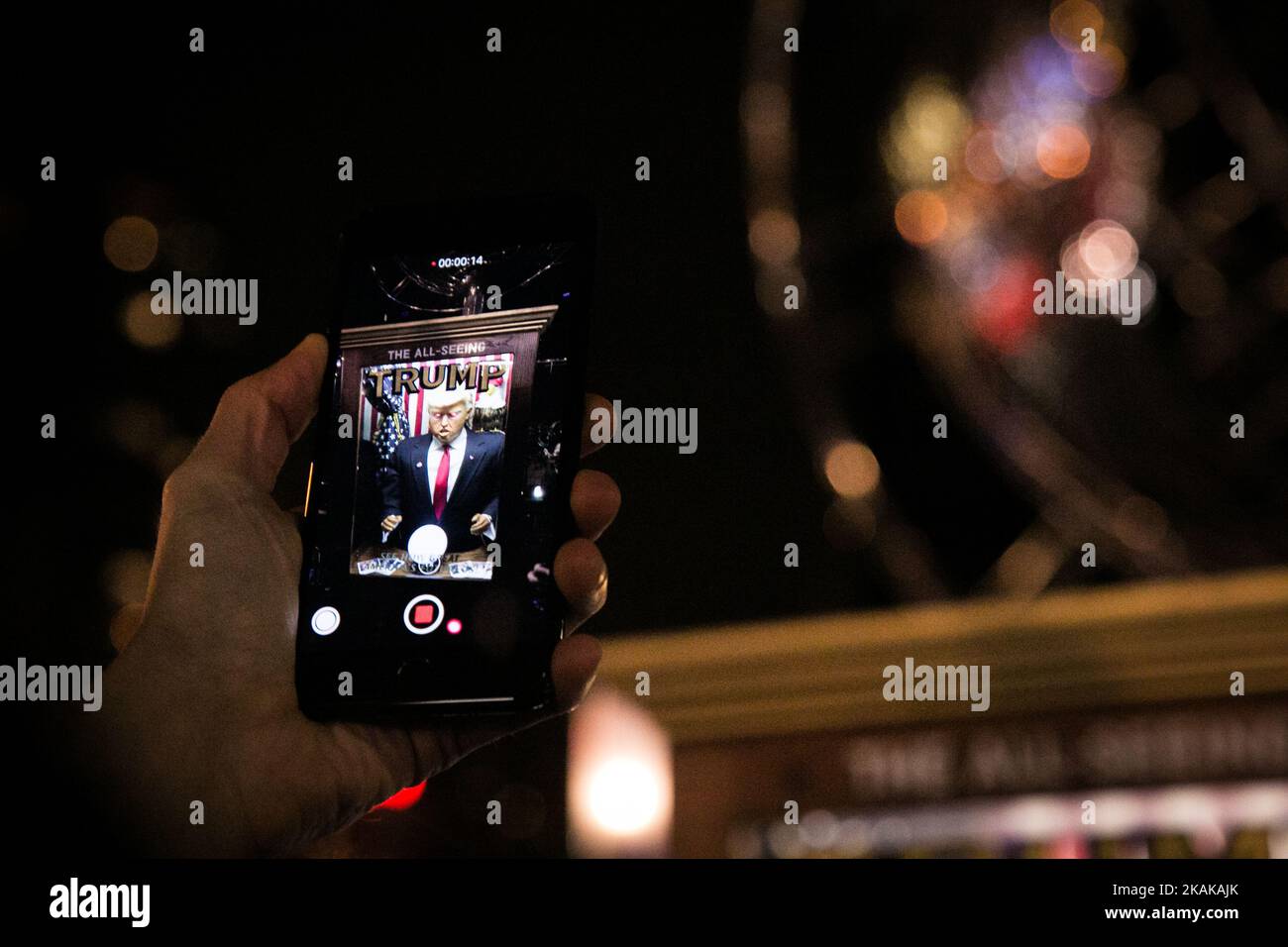 Aktivisten nehmen an der Kundgebung „We Stand United“ am Vorabend der Amtseinführung des designierten US-Präsidenten Donald Rump vor dem Trump International Hotel and Tower in New York am 19. Januar 2017 in New York Teil. Am Vorabend der Einweihung von TrumpÂ hatten der Bürgermeister von NYC Bill de Blasio, Reverend Al Sharpton, Mark Ruffalo, Michael Moore, Shailene Woodley, Rosie Perez und Alec Baldwin schließen sich um 6:00 Uhr gewählten Regierungsvertretern, Gemeinschaftsgruppen und Organisationen sowie Tausenden von New Yorkern vor dem Trump International Hotel & Tower in der Nähe des Columbus Circle an, um gemeinsam zu stehen und eine Botschaft an den designierten Präsidenten Trump und Cong zu senden Stockfoto