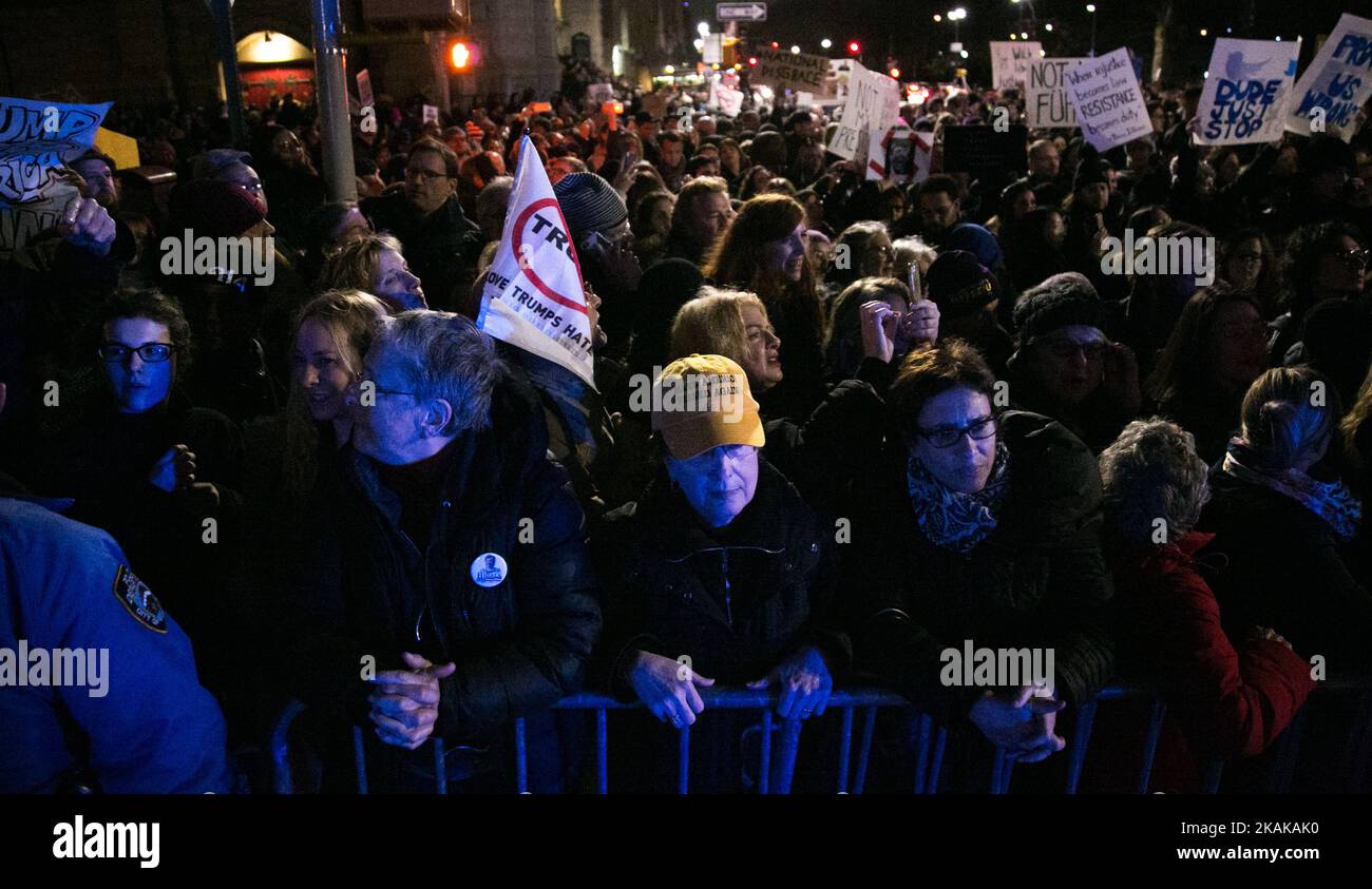 Aktivisten nehmen an der Kundgebung „We Stand United“ am Vorabend der Amtseinführung des designierten US-Präsidenten Donald Rump vor dem Trump International Hotel and Tower in New York am 19. Januar 2017 in New York Teil. Am Vorabend der Einweihung von TrumpÂ hatten der Bürgermeister von NYC Bill de Blasio, Reverend Al Sharpton, Mark Ruffalo, Michael Moore, Shailene Woodley, Rosie Perez und Alec Baldwin schließen sich um 6:00 Uhr gewählten Regierungsvertretern, Gemeinschaftsgruppen und Organisationen sowie Tausenden von New Yorkern vor dem Trump International Hotel & Tower in der Nähe des Columbus Circle an, um gemeinsam zu stehen und eine Botschaft an den designierten Präsidenten Trump und Cong zu senden Stockfoto