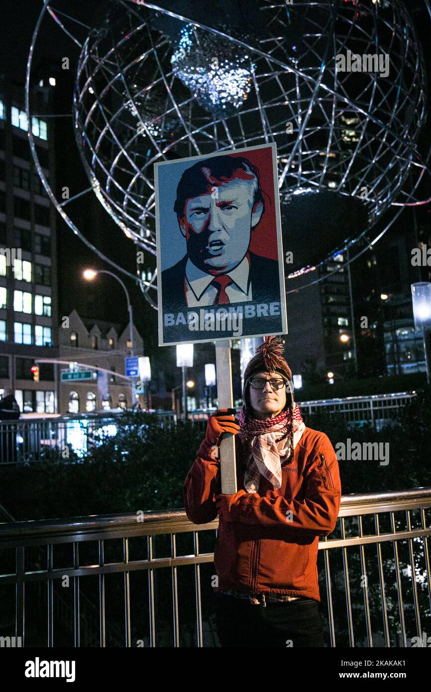 Aktivisten nehmen an der Kundgebung „We Stand United“ am Vorabend der Amtseinführung des designierten US-Präsidenten Donald Rump vor dem Trump International Hotel and Tower in New York am 19. Januar 2017 in New York Teil. Am Vorabend der Einweihung von TrumpÂ hatten der Bürgermeister von NYC Bill de Blasio, Reverend Al Sharpton, Mark Ruffalo, Michael Moore, Shailene Woodley, Rosie Perez und Alec Baldwin schließen sich um 6:00 Uhr gewählten Regierungsvertretern, Gemeinschaftsgruppen und Organisationen sowie Tausenden von New Yorkern vor dem Trump International Hotel & Tower in der Nähe des Columbus Circle an, um gemeinsam zu stehen und eine Botschaft an den designierten Präsidenten Trump und Cong zu senden Stockfoto