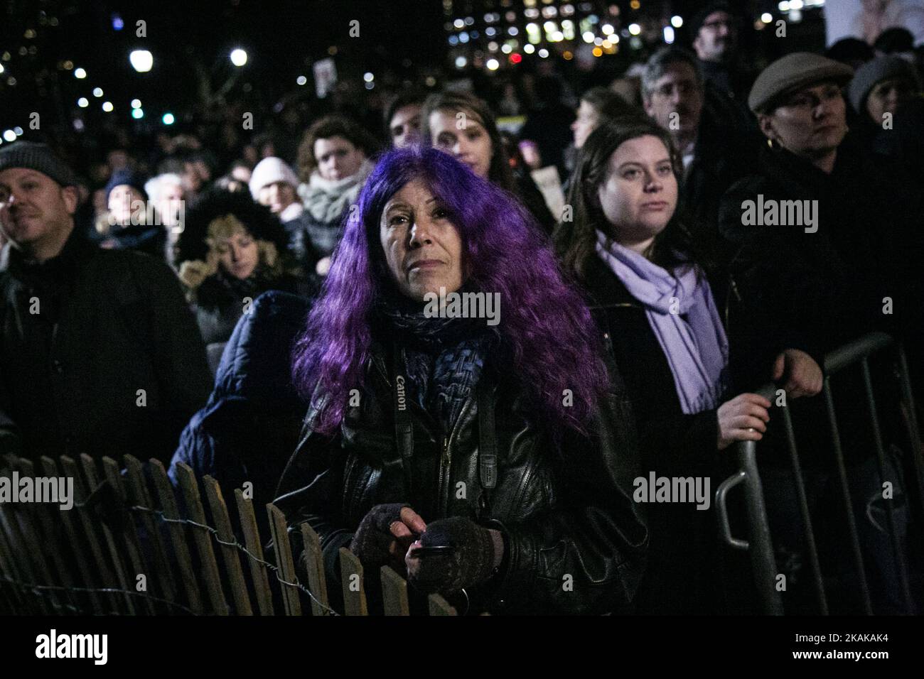 Aktivisten nehmen an der Kundgebung „We Stand United“ am Vorabend der Amtseinführung des designierten US-Präsidenten Donald Rump vor dem Trump International Hotel and Tower in New York am 19. Januar 2017 in New York Teil. Am Vorabend der Einweihung von TrumpÂ hatten der Bürgermeister von NYC Bill de Blasio, Reverend Al Sharpton, Mark Ruffalo, Michael Moore, Shailene Woodley, Rosie Perez und Alec Baldwin schließen sich um 6:00 Uhr gewählten Regierungsvertretern, Gemeinschaftsgruppen und Organisationen sowie Tausenden von New Yorkern vor dem Trump International Hotel & Tower in der Nähe des Columbus Circle an, um gemeinsam zu stehen und eine Botschaft an den designierten Präsidenten Trump und Cong zu senden Stockfoto