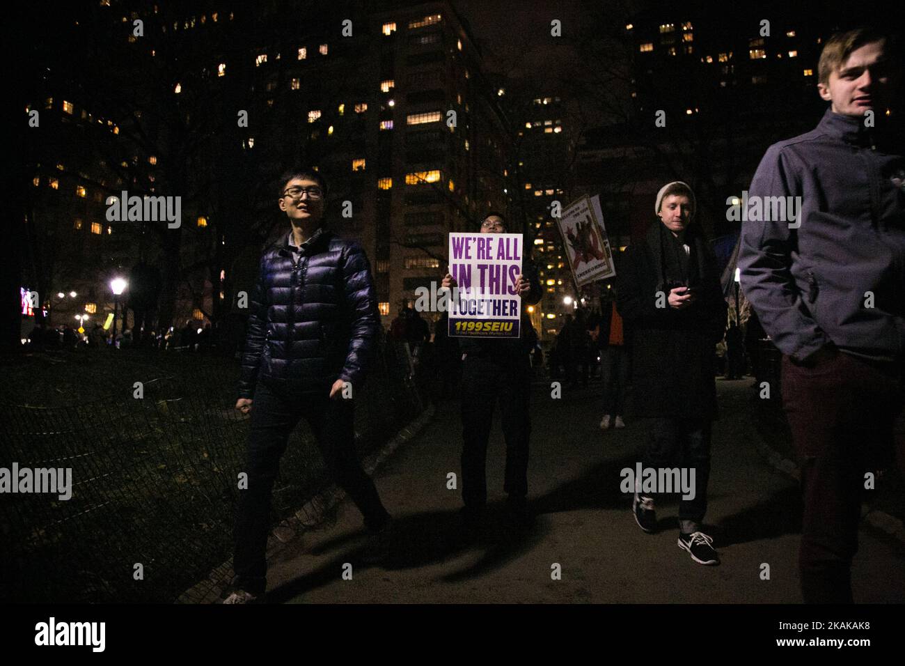 Aktivisten nehmen an der Kundgebung „We Stand United“ am Vorabend der Amtseinführung des designierten US-Präsidenten Donald Rump vor dem Trump International Hotel and Tower in New York am 19. Januar 2017 in New York Teil. Am Vorabend der Einweihung von TrumpÂ hatten der Bürgermeister von NYC Bill de Blasio, Reverend Al Sharpton, Mark Ruffalo, Michael Moore, Shailene Woodley, Rosie Perez und Alec Baldwin schließen sich um 6:00 Uhr gewählten Regierungsvertretern, Gemeinschaftsgruppen und Organisationen sowie Tausenden von New Yorkern vor dem Trump International Hotel & Tower in der Nähe des Columbus Circle an, um gemeinsam zu stehen und eine Botschaft an den designierten Präsidenten Trump und Cong zu senden Stockfoto