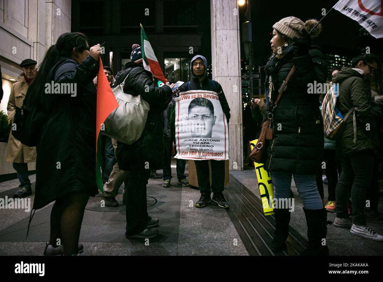 Aktivisten nehmen an der Kundgebung „We Stand United“ am Vorabend der Amtseinführung des designierten US-Präsidenten Donald Rump vor dem Trump International Hotel and Tower in New York am 19. Januar 2017 in New York Teil. Am Vorabend der Einweihung von TrumpÂ hatten der Bürgermeister von NYC Bill de Blasio, Reverend Al Sharpton, Mark Ruffalo, Michael Moore, Shailene Woodley, Rosie Perez und Alec Baldwin schließen sich um 6:00 Uhr gewählten Regierungsvertretern, Gemeinschaftsgruppen und Organisationen sowie Tausenden von New Yorkern vor dem Trump International Hotel & Tower in der Nähe des Columbus Circle an, um gemeinsam zu stehen und eine Botschaft an den designierten Präsidenten Trump und Cong zu senden Stockfoto