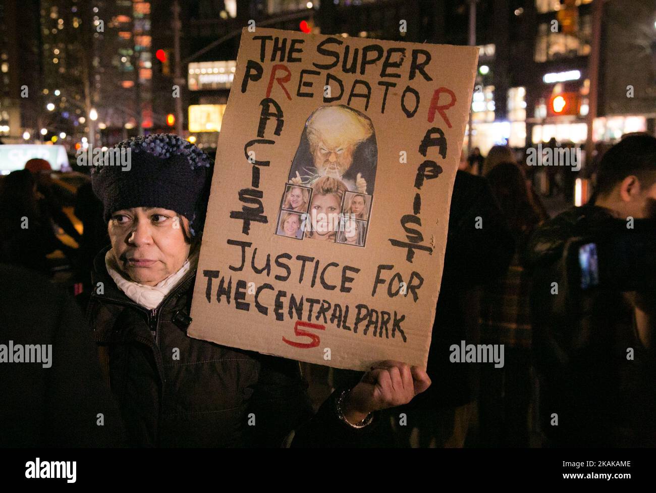 Aktivisten nehmen an der Kundgebung „We Stand United“ am Vorabend der Amtseinführung des designierten US-Präsidenten Donald Rump vor dem Trump International Hotel and Tower in New York am 19. Januar 2017 in New York Teil. Am Vorabend der Einweihung von TrumpÂ hatten der Bürgermeister von NYC Bill de Blasio, Reverend Al Sharpton, Mark Ruffalo, Michael Moore, Shailene Woodley, Rosie Perez und Alec Baldwin schließen sich um 6:00 Uhr gewählten Regierungsvertretern, Gemeinschaftsgruppen und Organisationen sowie Tausenden von New Yorkern vor dem Trump International Hotel & Tower in der Nähe des Columbus Circle an, um gemeinsam zu stehen und eine Botschaft an den designierten Präsidenten Trump und Cong zu senden Stockfoto