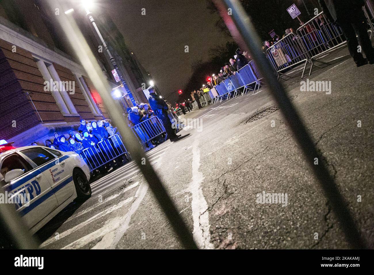 Aktivisten nehmen an der Kundgebung „We Stand United“ am Vorabend der Amtseinführung des designierten US-Präsidenten Donald Rump vor dem Trump International Hotel and Tower in New York am 19. Januar 2017 in New York Teil. Am Vorabend der Einweihung von TrumpÂ hatten der Bürgermeister von NYC Bill de Blasio, Reverend Al Sharpton, Mark Ruffalo, Michael Moore, Shailene Woodley, Rosie Perez und Alec Baldwin schließen sich um 6:00 Uhr gewählten Regierungsvertretern, Gemeinschaftsgruppen und Organisationen sowie Tausenden von New Yorkern vor dem Trump International Hotel & Tower in der Nähe des Columbus Circle an, um gemeinsam zu stehen und eine Botschaft an den designierten Präsidenten Trump und Cong zu senden Stockfoto