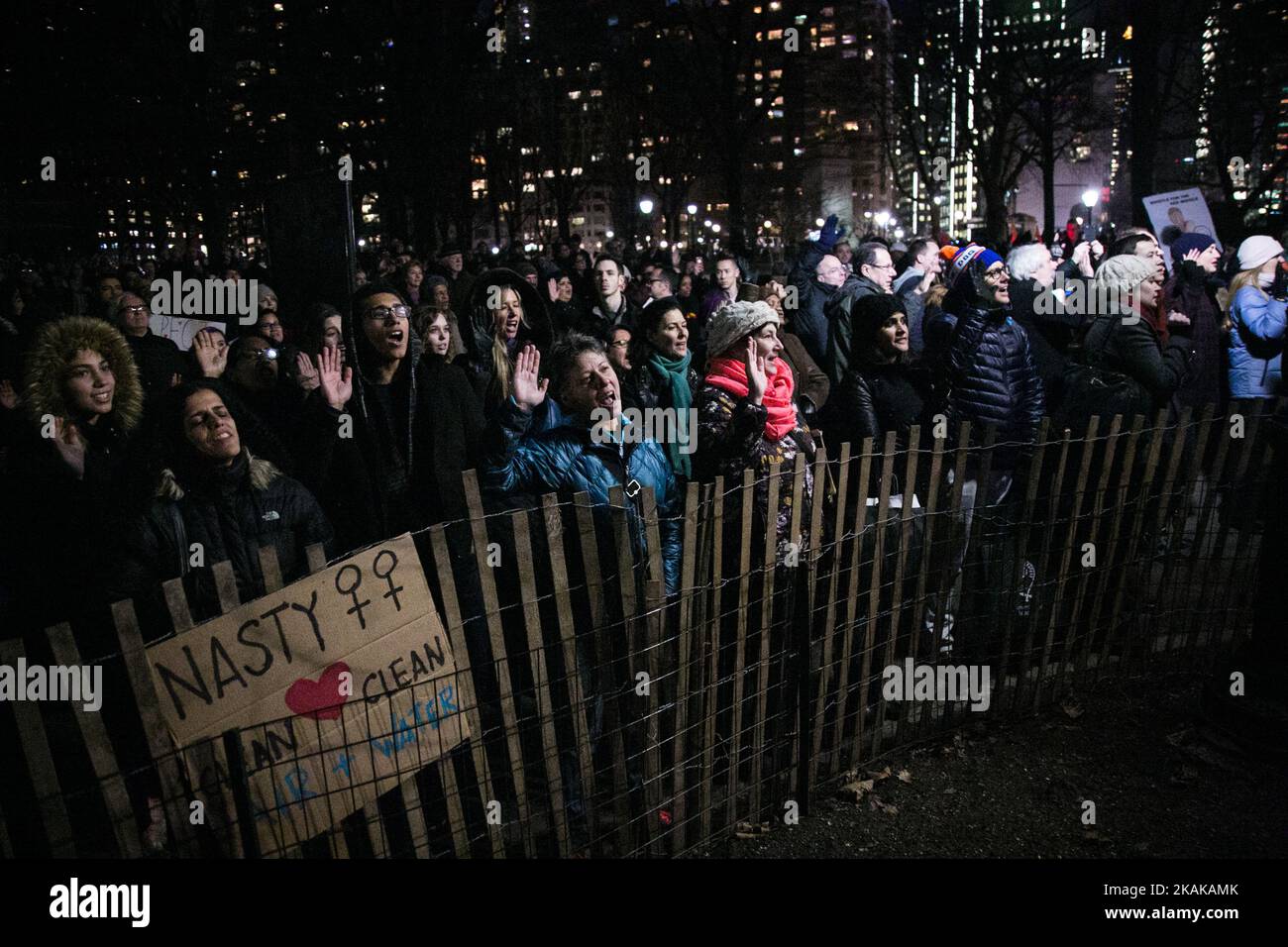 Aktivisten nehmen an der Kundgebung „We Stand United“ am Vorabend der Amtseinführung des designierten US-Präsidenten Donald Rump vor dem Trump International Hotel and Tower in New York am 19. Januar 2017 in New York Teil. Am Vorabend der Einweihung von TrumpÂ hatten der Bürgermeister von NYC Bill de Blasio, Reverend Al Sharpton, Mark Ruffalo, Michael Moore, Shailene Woodley, Rosie Perez und Alec Baldwin schließen sich um 6:00 Uhr gewählten Regierungsvertretern, Gemeinschaftsgruppen und Organisationen sowie Tausenden von New Yorkern vor dem Trump International Hotel & Tower in der Nähe des Columbus Circle an, um gemeinsam zu stehen und eine Botschaft an den designierten Präsidenten Trump und Cong zu senden Stockfoto