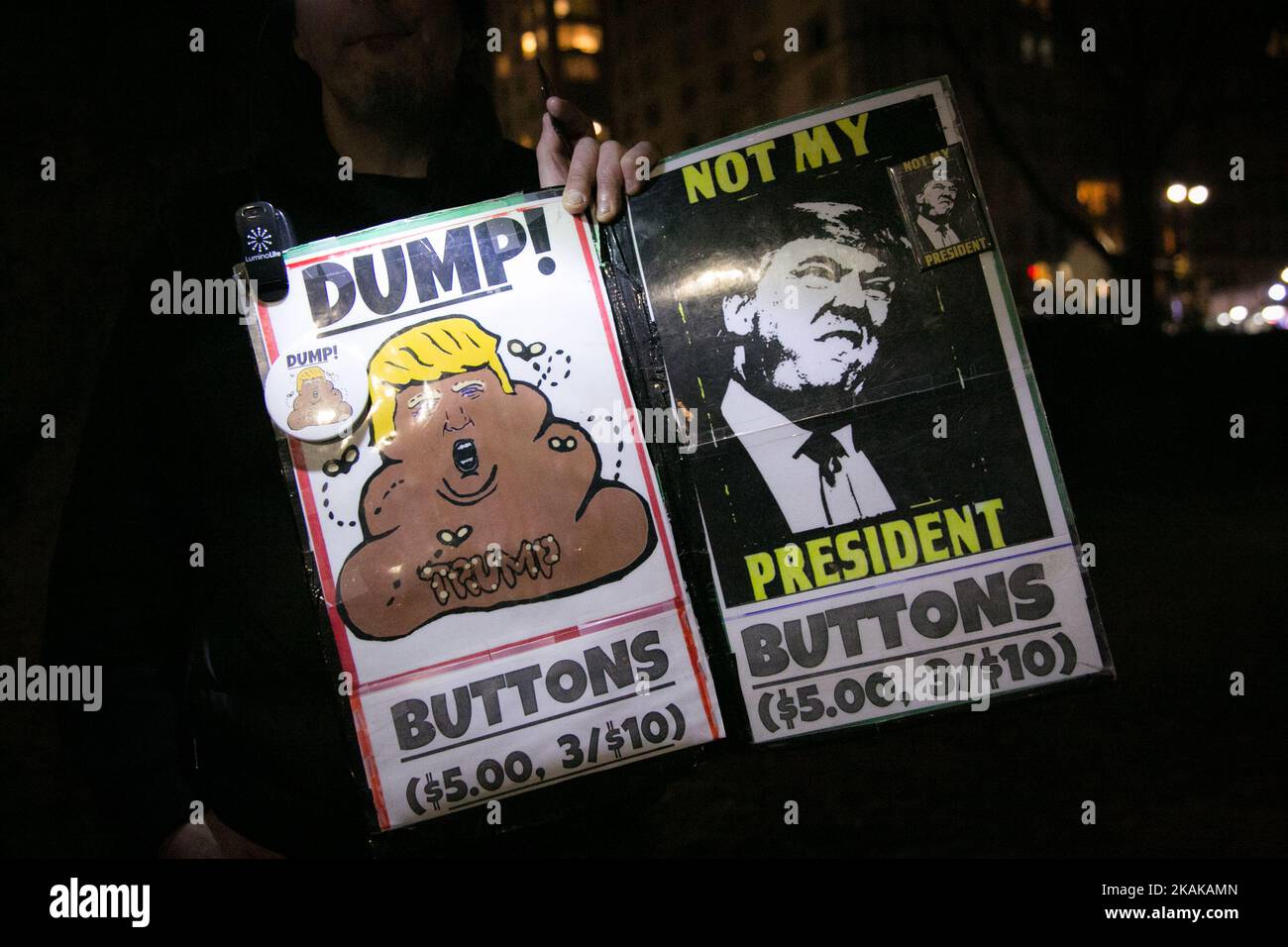 Aktivisten nehmen an der Kundgebung „We Stand United“ am Vorabend der Amtseinführung des designierten US-Präsidenten Donald Rump vor dem Trump International Hotel and Tower in New York am 19. Januar 2017 in New York Teil. Am Vorabend der Einweihung von TrumpÂ hatten der Bürgermeister von NYC Bill de Blasio, Reverend Al Sharpton, Mark Ruffalo, Michael Moore, Shailene Woodley, Rosie Perez und Alec Baldwin schließen sich um 6:00 Uhr gewählten Regierungsvertretern, Gemeinschaftsgruppen und Organisationen sowie Tausenden von New Yorkern vor dem Trump International Hotel & Tower in der Nähe des Columbus Circle an, um gemeinsam zu stehen und eine Botschaft an den designierten Präsidenten Trump und Cong zu senden Stockfoto