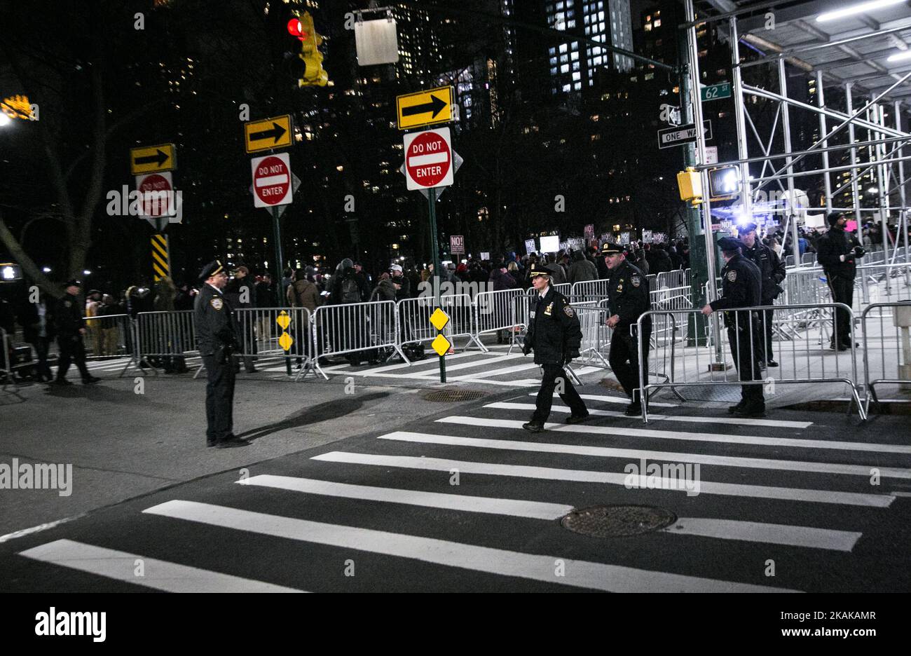 Aktivisten nehmen an der Kundgebung „We Stand United“ am Vorabend der Amtseinführung des designierten US-Präsidenten Donald Rump vor dem Trump International Hotel and Tower in New York am 19. Januar 2017 in New York Teil. Am Vorabend der Einweihung von TrumpÂ hatten der Bürgermeister von NYC Bill de Blasio, Reverend Al Sharpton, Mark Ruffalo, Michael Moore, Shailene Woodley, Rosie Perez und Alec Baldwin schließen sich um 6:00 Uhr gewählten Regierungsvertretern, Gemeinschaftsgruppen und Organisationen sowie Tausenden von New Yorkern vor dem Trump International Hotel & Tower in der Nähe des Columbus Circle an, um gemeinsam zu stehen und eine Botschaft an den designierten Präsidenten Trump und Cong zu senden Stockfoto