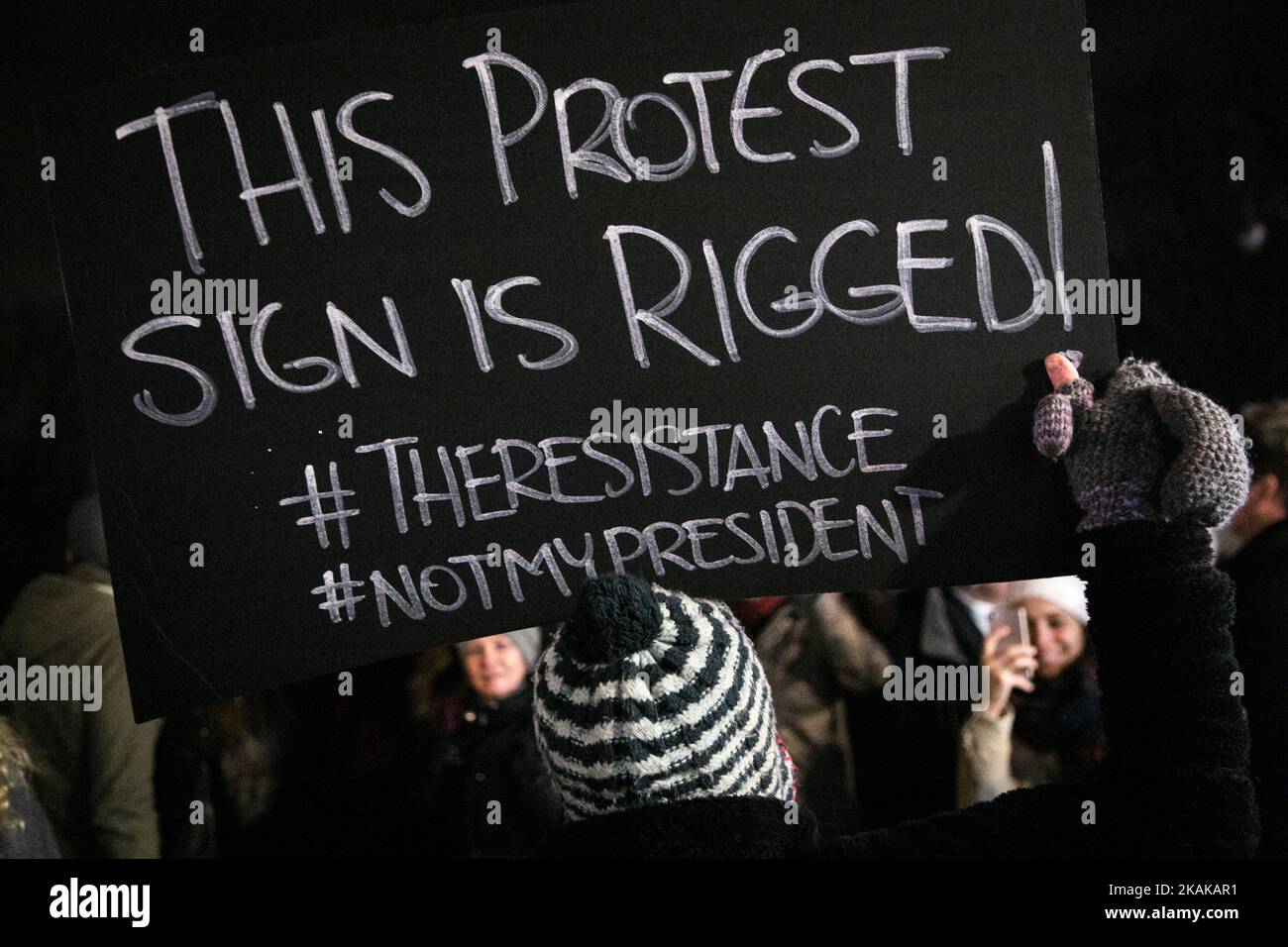 Aktivisten nehmen an der Kundgebung „We Stand United“ am Vorabend der Amtseinführung des designierten US-Präsidenten Donald Rump vor dem Trump International Hotel and Tower in New York am 19. Januar 2017 in New York Teil. Am Vorabend der Einweihung von TrumpÂ hatten der Bürgermeister von NYC Bill de Blasio, Reverend Al Sharpton, Mark Ruffalo, Michael Moore, Shailene Woodley, Rosie Perez und Alec Baldwin schließen sich um 6:00 Uhr gewählten Regierungsvertretern, Gemeinschaftsgruppen und Organisationen sowie Tausenden von New Yorkern vor dem Trump International Hotel & Tower in der Nähe des Columbus Circle an, um gemeinsam zu stehen und eine Botschaft an den designierten Präsidenten Trump und Cong zu senden Stockfoto