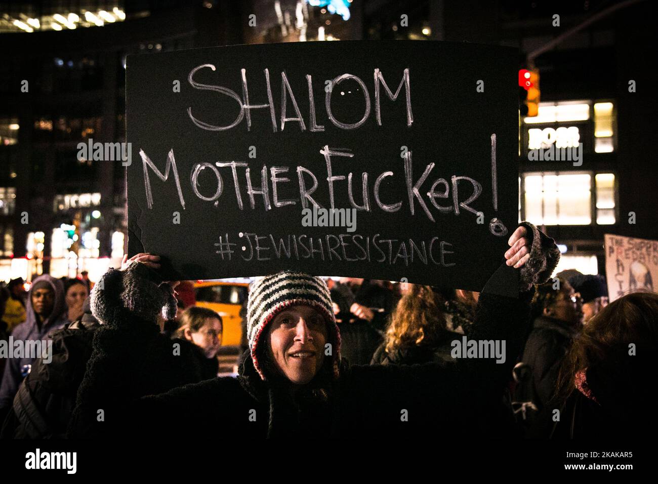 Aktivisten nehmen an der Kundgebung „We Stand United“ am Vorabend der Amtseinführung des designierten US-Präsidenten Donald Rump vor dem Trump International Hotel and Tower in New York am 19. Januar 2017 in New York Teil. Am Vorabend der Einweihung von TrumpÂ hatten der Bürgermeister von NYC Bill de Blasio, Reverend Al Sharpton, Mark Ruffalo, Michael Moore, Shailene Woodley, Rosie Perez und Alec Baldwin schließen sich um 6:00 Uhr gewählten Regierungsvertretern, Gemeinschaftsgruppen und Organisationen sowie Tausenden von New Yorkern vor dem Trump International Hotel & Tower in der Nähe des Columbus Circle an, um gemeinsam zu stehen und eine Botschaft an den designierten Präsidenten Trump und Cong zu senden Stockfoto