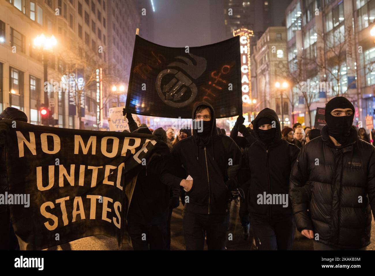 Anti-Trump-Demonstranten marschieren während einer Massendemonstration am 20. Januar 2017 am Einweihungstag durch den Loop in Chicago. Anti-Trump-Demonstranten versammelten sich am Einweihungstag in Chicago, um ihre Missbilligung von Donald Trumps Präsidentschaft zum Ausdruck zu bringen und störten den Verkehr, einschließlich auf der Schnellstraße Lake Shore Dive. Mindestens sechs Demonstranten wurden verhaftet. (Foto von Max Herman/NurPhoto) *** Bitte nutzen Sie die Gutschrift aus dem Kreditfeld *** Stockfoto