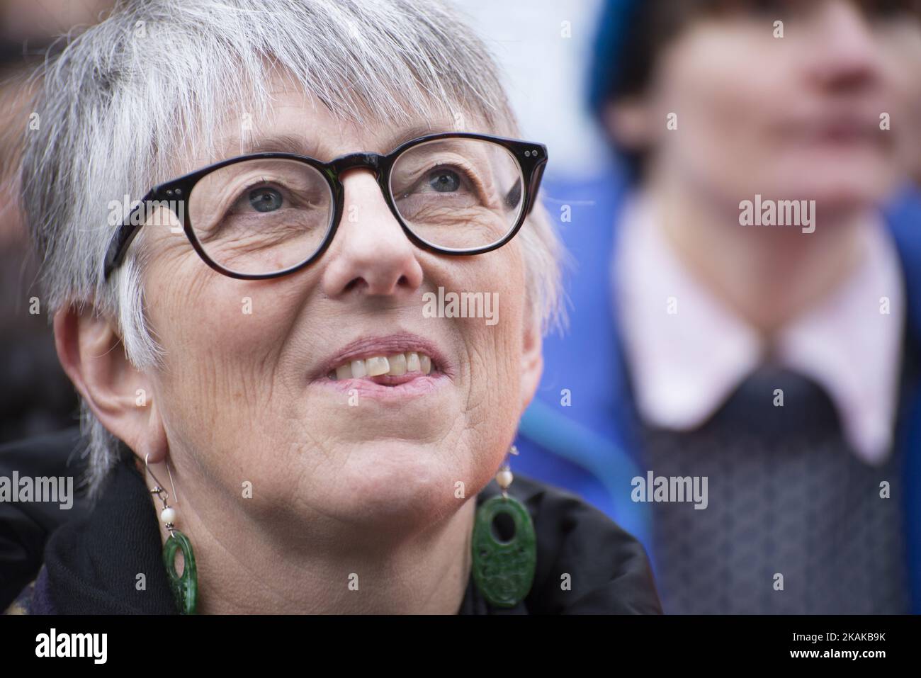 Julie ward, MdEP, Mitglied des Europäischen Parlaments für Nordwestengland, Mitglied der Ausschüsse der Europäischen ParliamentÂ für Kultur und Bildung, die Rechte der Frau und die Gleichstellung der Geschlechter und die regionale Entwicklung und Dichterin, nimmt am Samstag, den 21. Januar 2017 in Manchester, Großbritannien, an einer „Stop Trump“-Demonstration Teil. Die Demonstration, die in Solidarität mit anderen Demonstrationen in anderen Städten stattfand, forderte am Tag nach der Amtseinführung von Präsident Trump einen Wechsel von POTUS. (Foto von Jonathan Nicholson/NurPhoto) *** Bitte nutzen Sie die Gutschrift aus dem Kreditfeld *** Stockfoto