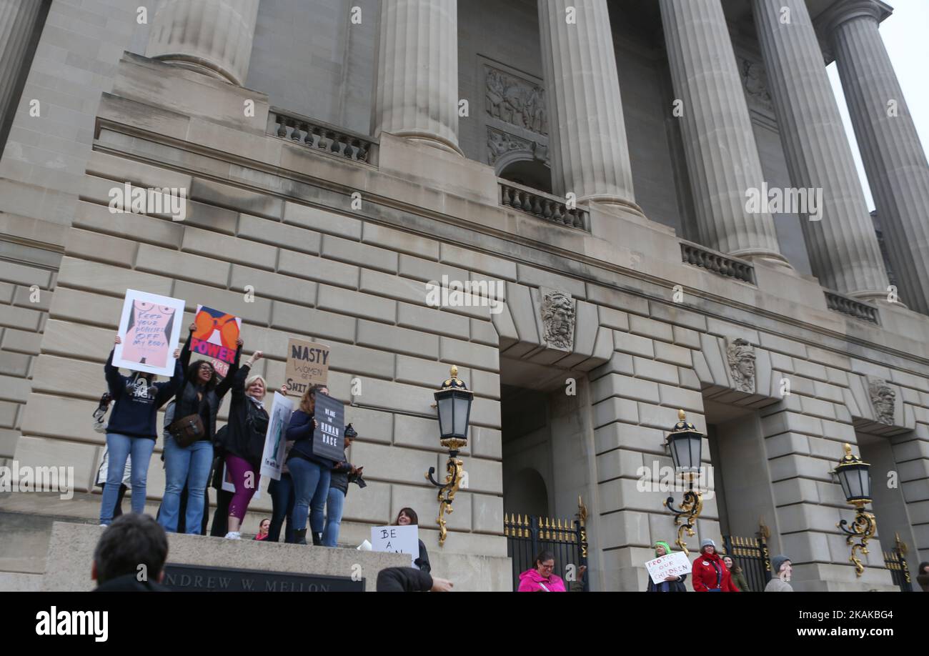 Frauen halten während des Marsches der Frauen auf Washington in der National Mall in Washington, D.C. am 20. Januar 2017 Zeichen. (Foto von Emily Molli/NurPhoto) *** Bitte nutzen Sie die Gutschrift aus dem Kreditfeld *** Stockfoto