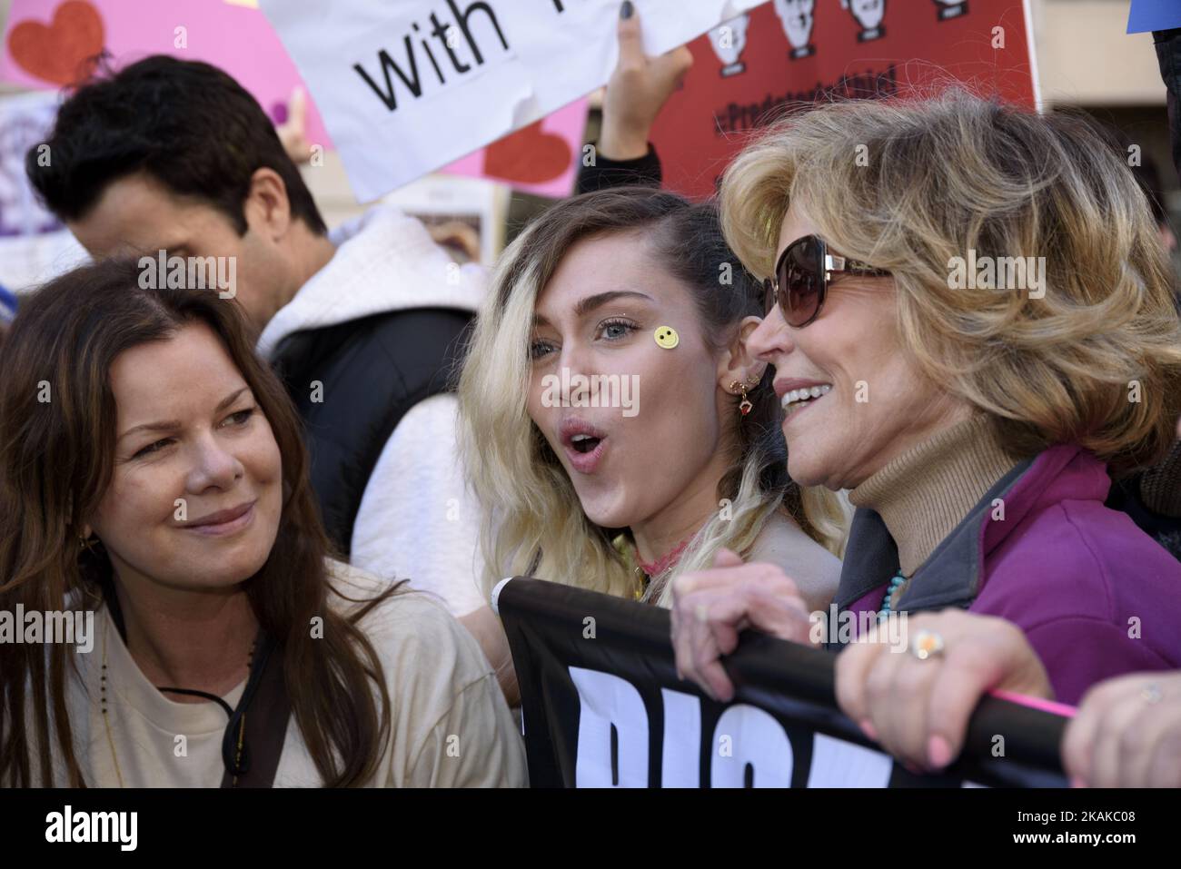 Sängerin Miley Cyrus (C) und Schauspielerin Jane Fonda (R) während des Marsches der Frauen am 21. Januar 2017 in Los Angeles, Kalifornien. Eine geschätzte Menge von 750.000 Menschen marschierte, um gegen Präsident Donald Trump zu protestieren. Dies war einer von Hunderten ähnlichen Märschen, die einen Tag nach Trumps Amtseinführung auf der ganzen Welt stattfanden. (Foto von Ronen Tivony/NurPhoto) *** Bitte benutzen Sie die Gutschrift aus dem Kreditfeld *** Stockfoto