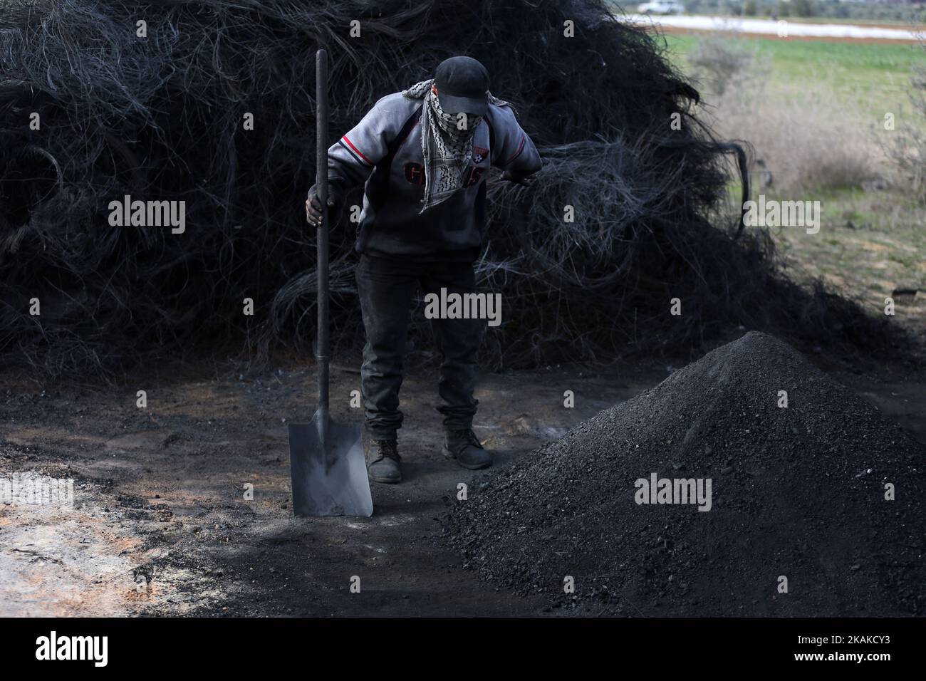 Ein palästinensischer Aschraf Hillis arbeitet an der Herstellung eines schwarzen Pigments, das in Baumaterialien verwendet wird, indem er vehiclesâ’ Reifen in der Pufferzone östlich von Gaza-Stadt verbrennt, 25. Januar 2017. (Foto von Majdi Fathi/NurPhoto) *** Bitte nutzen Sie die Gutschrift aus dem Kreditfeld *** Stockfoto