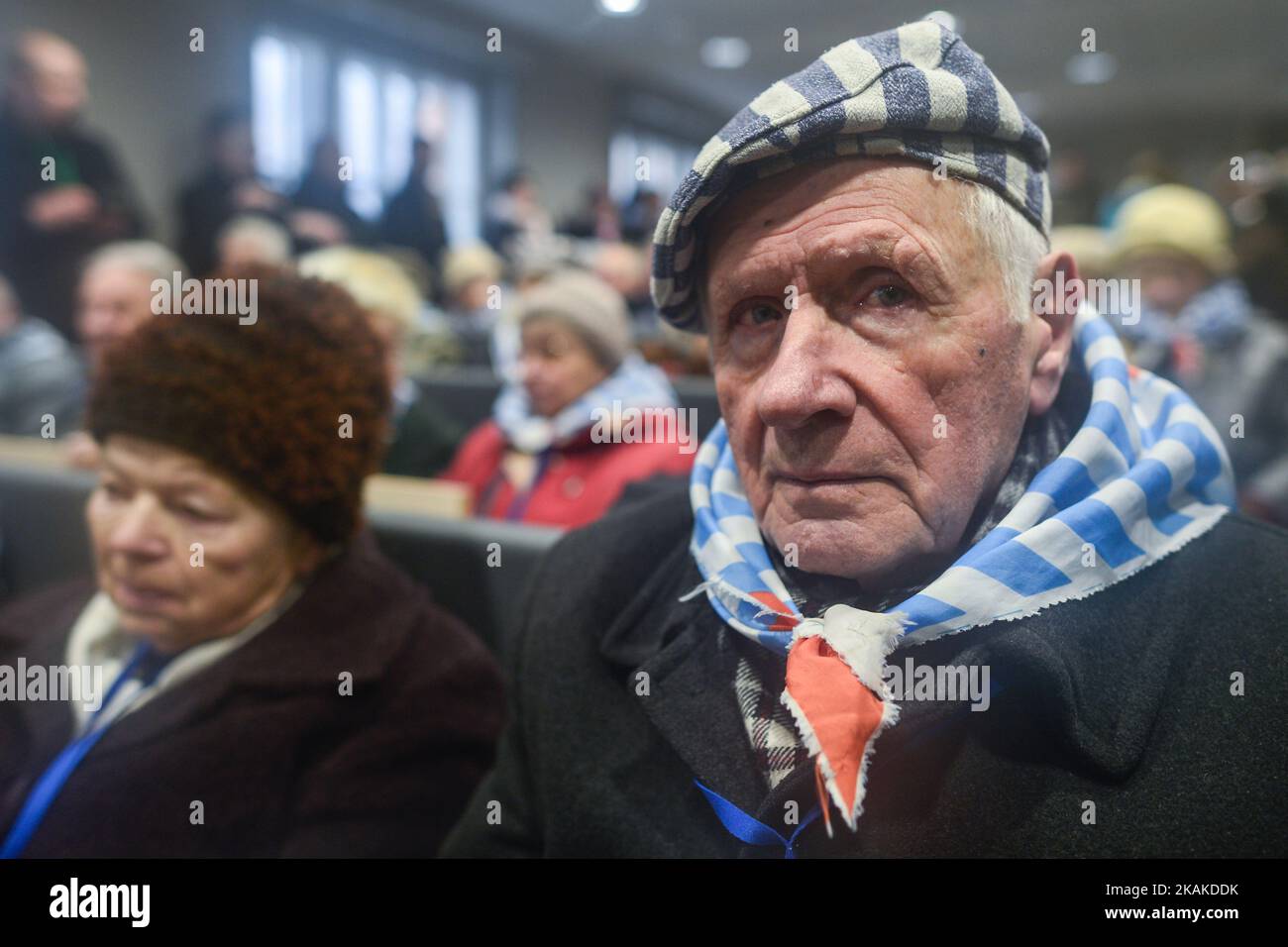 Auschwitz-Überlebender, Stanislaw Zalewwski aus Warschau (rechts), im Blok 12 des ehemaligen Konzentrationslagers Auschwitz in Oswiecim bei der Eröffnung der "Archäologieausstellung", zum 72.. Jahrestag der Befreiung des deutschen Nazi-Todeslagers. Am Freitag, den 27. Januar 2017, in Oswiecim, Polen. Foto von Artur Widak *** Bitte nutzen Sie die Gutschrift aus dem Kreditfeld *** Stockfoto