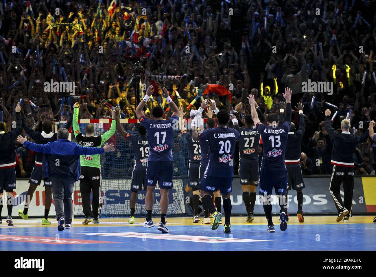 Gerard Vicent 12 / Dipanda Adrien 27 / Nikola Karabatic 13 / Narcisse Daniel 8 während des WM-Halbfinalmatches zwischen Frankreich und Slowenien in der AccorHotels Arena am 26. Januar 2017 in Paris, Frankreich. (Foto von Elyxandro Cegarra/NurPhoto) *** Bitte nutzen Sie die Gutschrift aus dem Kreditfeld *** Stockfoto