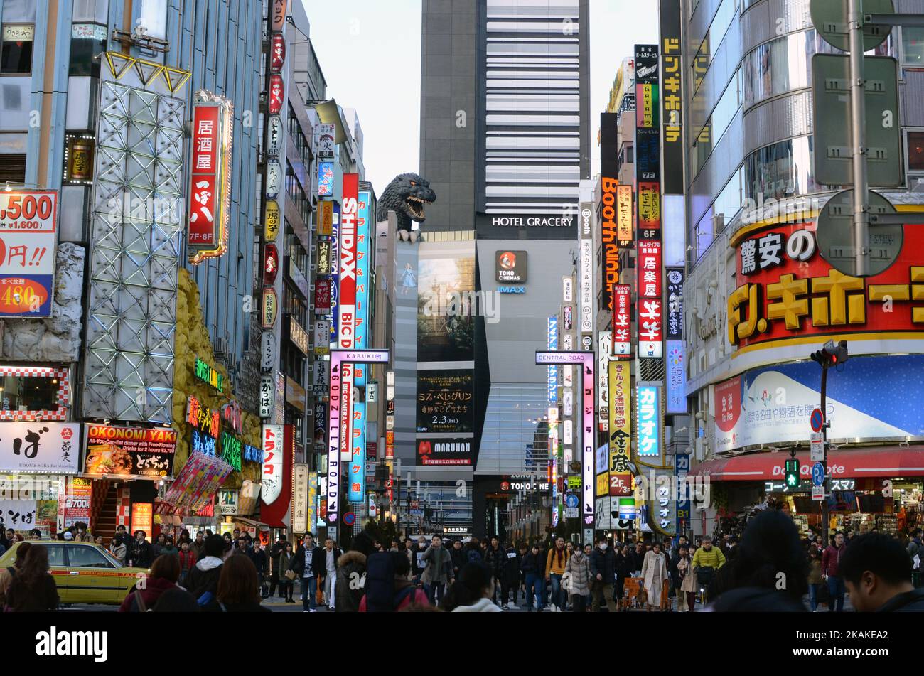 Ein riesiger Godzilla-Kopf im Shinjuku-Viertel ragt 52 Meter (170 Fuß) über die Straße in Tokio, Japan, 28. Januar 2017. (Foto von Hitoshi Yamada/NurPhoto) *** Bitte nutzen Sie die Gutschrift aus dem Kreditfeld *** Stockfoto