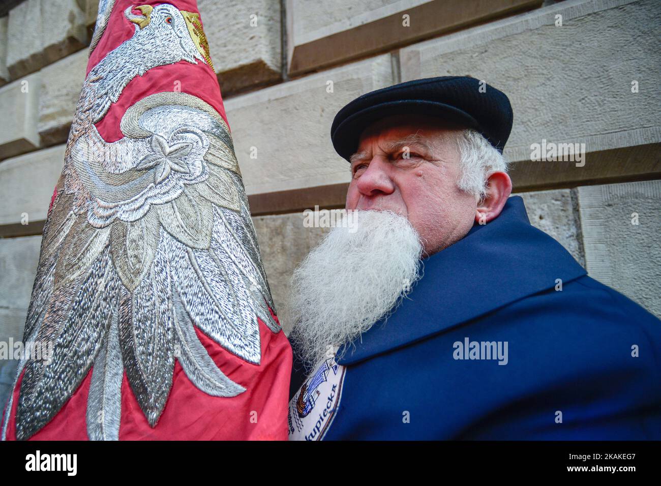 Ein Mitglied des Ritterordens Jesu Christi, des Königs, beobachtet die Masseninstallation von Erzbischof Marek Jedraszewski vor der Wawel-Kathedrale in Krakau mit einer Temperatur unter Null. Jedraszewski (68) folgt auf Kardinal Stanislaw Dziwisz (77), der in den Ruhestand tritt. Am Samstag, den 28. Januar 2017, in Krakau, Polen. (Foto von Artur Widak/NurPhoto) *** Bitte nutzen Sie die Gutschrift aus dem Kreditfeld *** Stockfoto