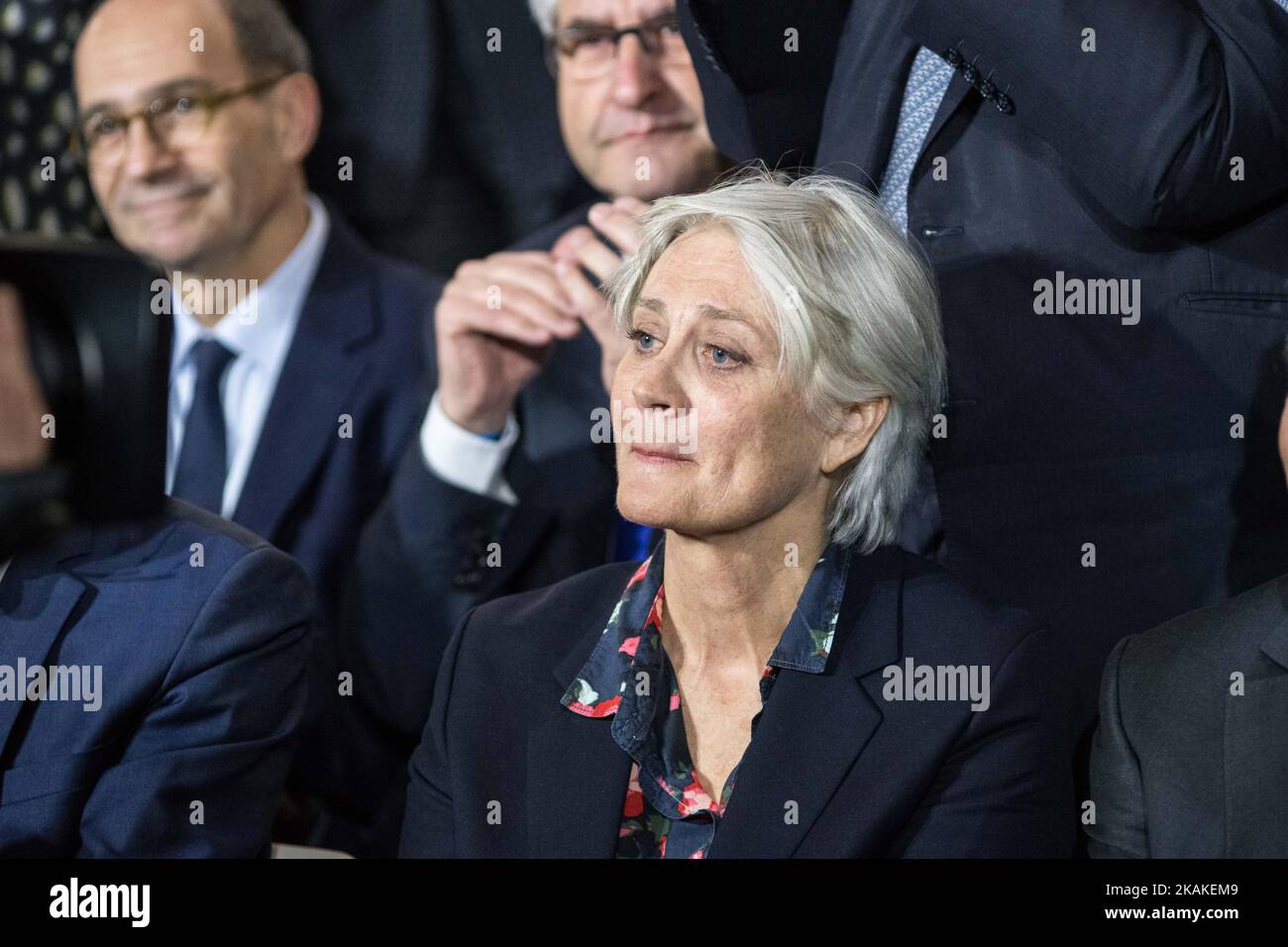 Penelope Fillon sieht zu, wie ihr Mann, der französische rechte Kandidat für die bevorstehenden Präsidentschaftswahlen Francois Fillon, am 29. Januar 2017 in Paris eine Wahlkampfkundgebung abhält. (Foto von Julien Mattia/NurPhoto) *** Bitte nutzen Sie die Gutschrift aus dem Kreditfeld *** Stockfoto