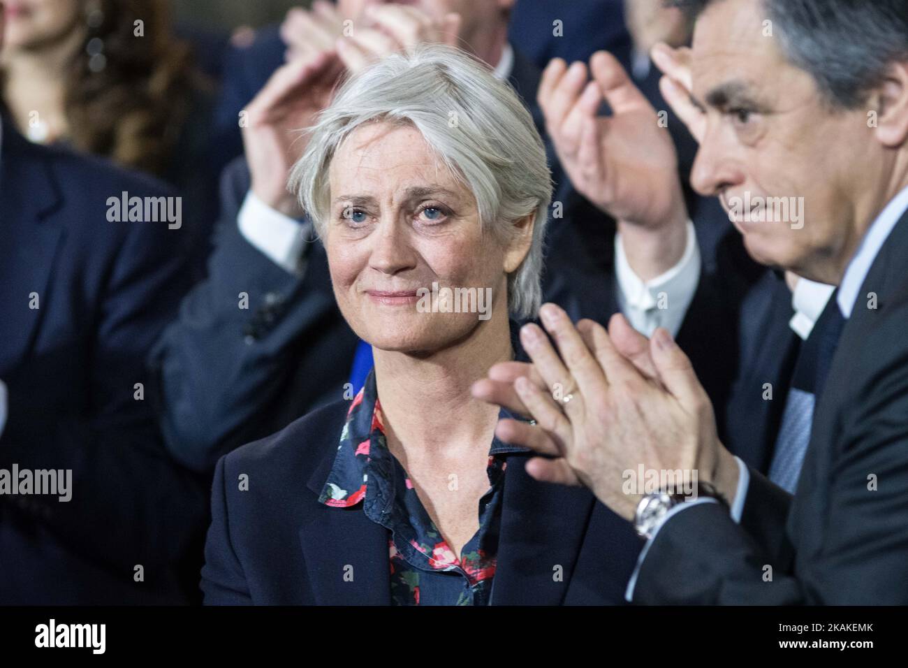 Penelope Fillon sieht zu, wie ihr Mann, der französische rechte Kandidat für die bevorstehenden Präsidentschaftswahlen Francois Fillon, am 29. Januar 2017 in Paris eine Wahlkampfkundgebung abhält. (Foto von Julien Mattia/NurPhoto) *** Bitte nutzen Sie die Gutschrift aus dem Kreditfeld *** Stockfoto