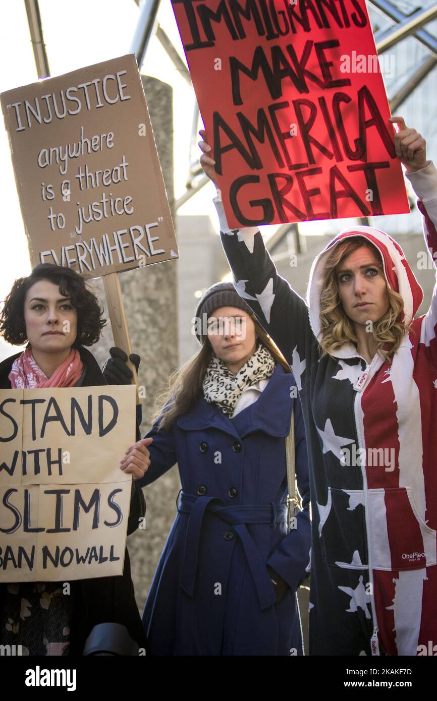 Ausländische Einwohner Tokyos versammeln sich am Dienstag, dem 31. Januar 2017, mit Plakaten, um gegen das Einwanderungsverbot und die Sicherheitsagenden des US-Präsidenten Donald TrumpÂ in der Nähe der US-Botschaft in Tokio, Japan, zu protestieren. US-Präsident Trump erließ eine Exekutive Anordnung, die sieben muslimische Nationen, Irak, Syrien, Iran, Sudan, Libyen, Somalia oder Jemen vor der Einreise in die Vereinigten Staaten. (Foto von Richard Atrero de Guzman/NurPhoto) *** Bitte nutzen Sie die Gutschrift aus dem Kreditfeld *** Stockfoto