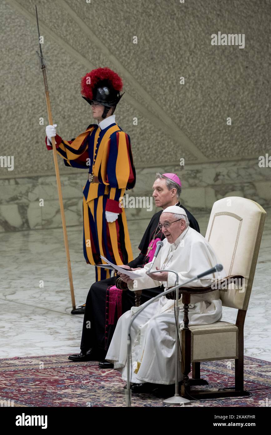 Papst Franziskus bei seiner wöchentlichen Generalaudienz in der Aula Paul VI. Im Vatikan, am 01. Februar 2017. (Foto von Massimo Valicchia/NurPhoto) *** Bitte nutzen Sie die Gutschrift aus dem Kreditfeld *** Stockfoto