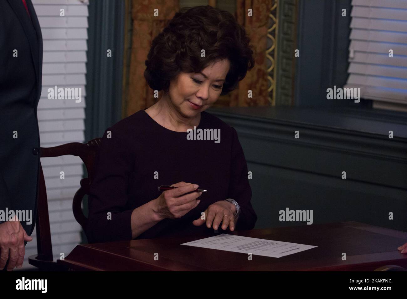 Am Dienstag, den 31. Januar, unterschreibt die stellvertretende PresidentÂ im Zeremonialbüro des Eisenhower Exekutivbüros des Weißen Hauses das offizielle Dokument, in dem sie zur neuen Verkehrssekretärin erklärt wurde. (Foto von Cheriss May/NurPhoto) *** Bitte nutzen Sie die Gutschrift aus dem Kreditfeld *** Stockfoto