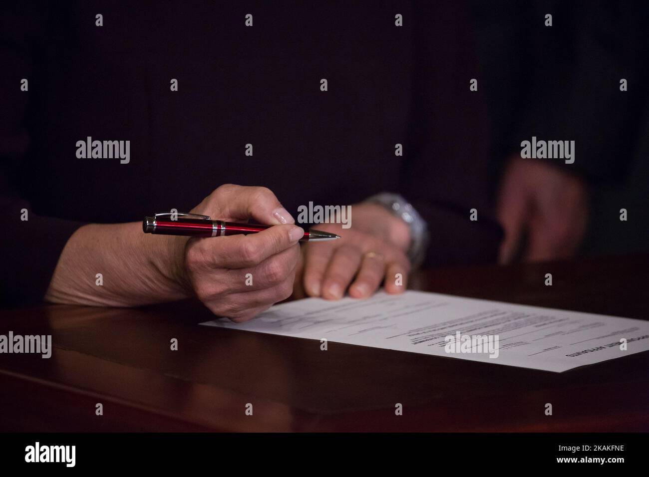 Am Dienstag, den 31. Januar, unterschreibt die stellvertretende PresidentÂ im Zeremonialbüro des Eisenhower Exekutivbüros des Weißen Hauses das offizielle Dokument, in dem sie zur neuen Verkehrssekretärin erklärt wurde. (Foto von Cheriss May/NurPhoto) *** Bitte nutzen Sie die Gutschrift aus dem Kreditfeld *** Stockfoto