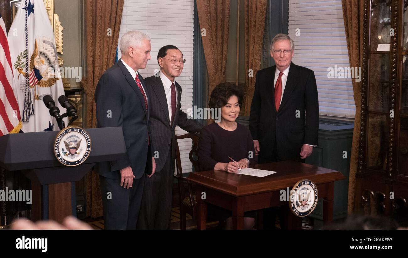 Am Dienstag, den 31. Januar, unterschreibt die Elaine Chao im Zeremonialbüro des Vizepräsidenten PresidentÂ im Eisenhower Exekutivbüro des Weißen Hauses das offizielle Dokument, in dem sie zur neuen Verkehrsministerin erklärt wird, umgeben von (l-r), dem US-Vizepräsidenten Mike Pence, ihrem Vater James Chao und ihrem Ehemann Senator Mitch McConnell. (Foto von Cheriss May/NurPhoto) *** Bitte nutzen Sie die Gutschrift aus dem Kreditfeld *** Stockfoto