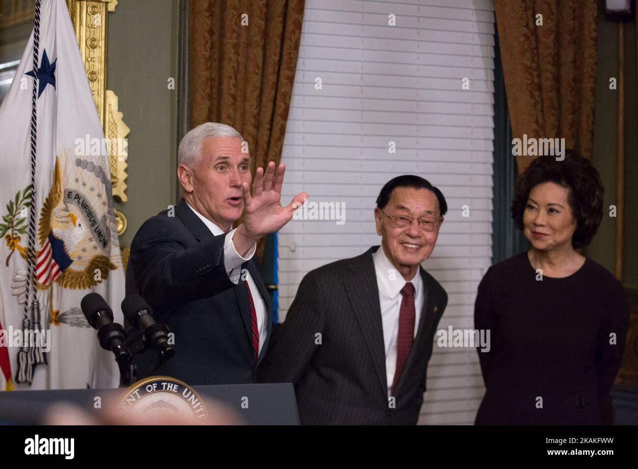 Am Dienstag, den 31. Januar, winkt US-Vizepräsident Mike Pence vor Gästen, die zur Vereidigung von Elaine Chao (rechts) anwesend sind, während der Transportsekretär, wie ihr Vater James Chao, an ihrer Seite steht, im Zeremonialbüro des Vizepräsidenten PresidentÂ im Eisenhower Exekutivbüro des Weißen Hauses. (Foto von Cheriss May/NurPhoto) *** Bitte nutzen Sie die Gutschrift aus dem Kreditfeld *** Stockfoto