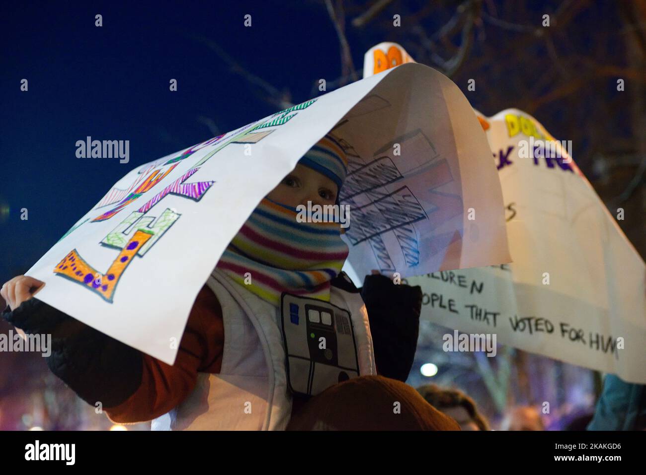 Demonstranten marschieren während eines Anti-Diskriminierungs-Protests am 2.. Februar 2017 auf der Market St. in Center City, Philadelphia, PA. (Foto von Bastiaan Slabbers/NurPhoto) *** Bitte nutzen Sie die Gutschrift aus dem Kreditfeld *** Stockfoto