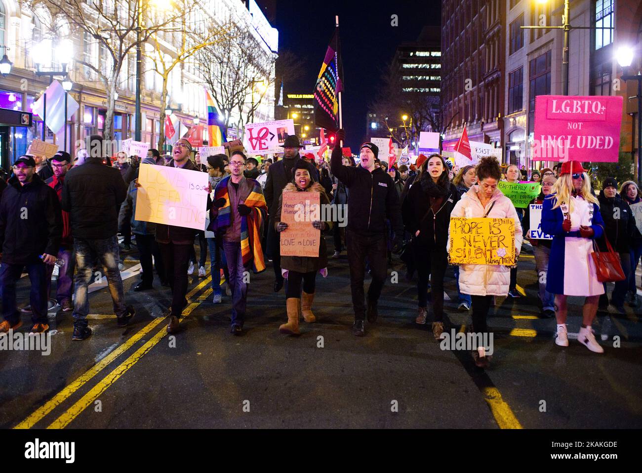 Demonstranten marschieren während eines Anti-Diskriminierungs-Protests am 2.. Februar 2017 auf der Market St. in Center City, Philadelphia, PA. (Foto von Bastiaan Slabbers/NurPhoto) *** Bitte nutzen Sie die Gutschrift aus dem Kreditfeld *** Stockfoto